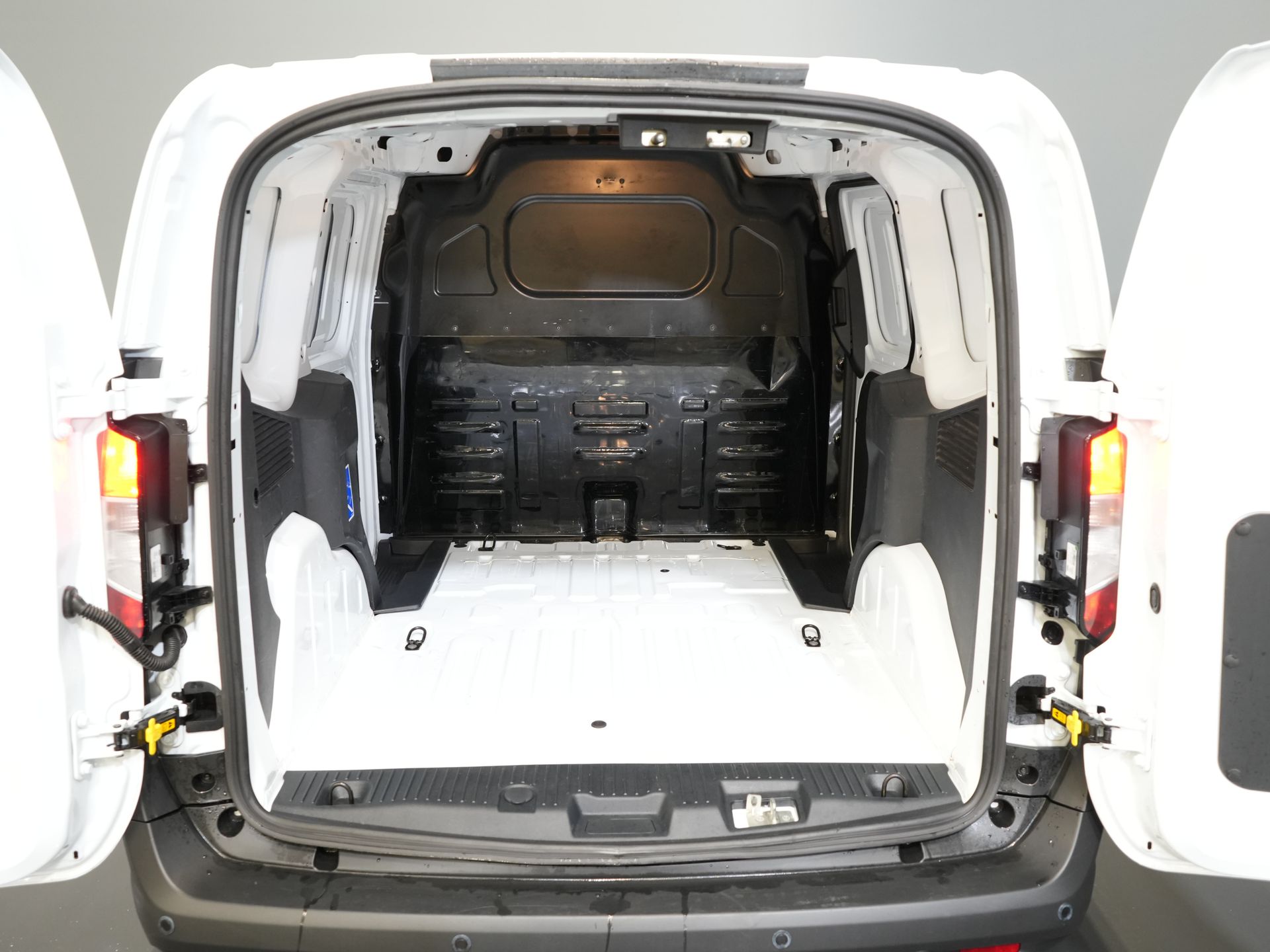 Ford Transit Courier Bestelbus 1.0 Trend 100 pk BENZINE BPM VRIJ! Garantie 05-2029/ Carplay/ Virtual Cockpit/ Airco/ Cruise