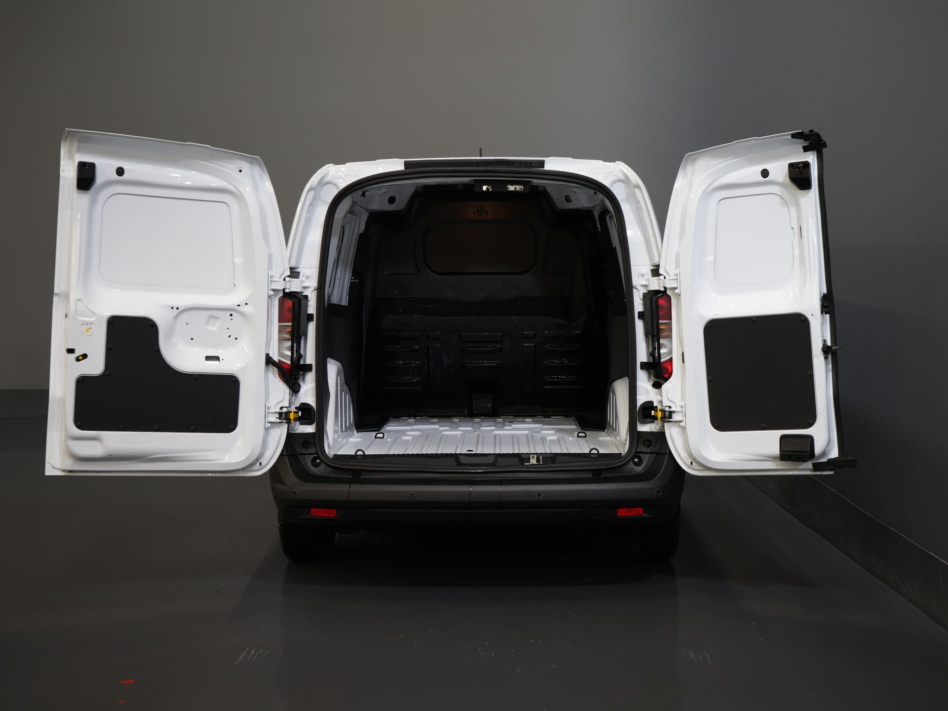 Ford Transit Courier Bestelbus 1.0 Trend 100 pk BENZINE BPM VRIJ! Garantie 05-2029/ Carplay/ Virtual Cockpit/ Airco/ Cruise