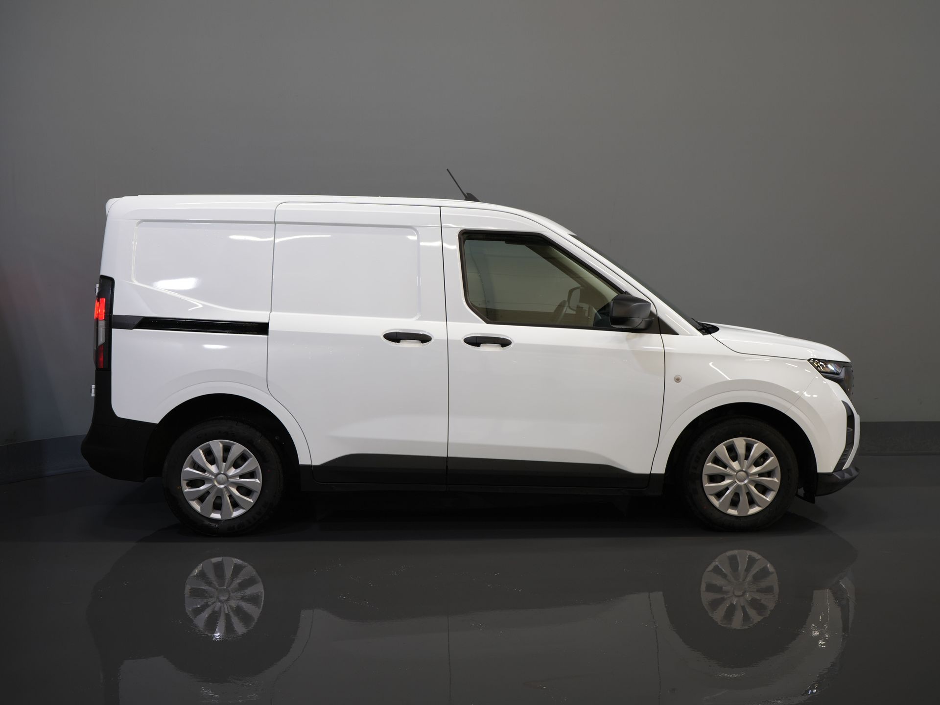 Ford Transit Courier Bestelbus 1.0 Trend 100 pk BENZINE BPM VRIJ! Garantie 05-2029/ Carplay/ Virtual Cockpit/ Airco/ Cruise