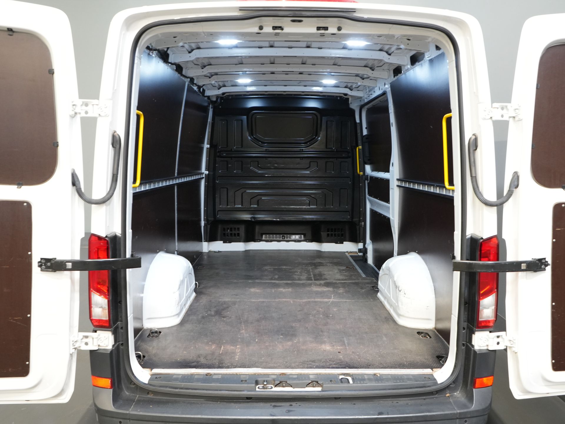 Volkswagen Crafter Bestelbus 35 2.0 TDI L3H2 BPM VRIJ! Airco/ PDC/ Bluetooth/ Betimmering