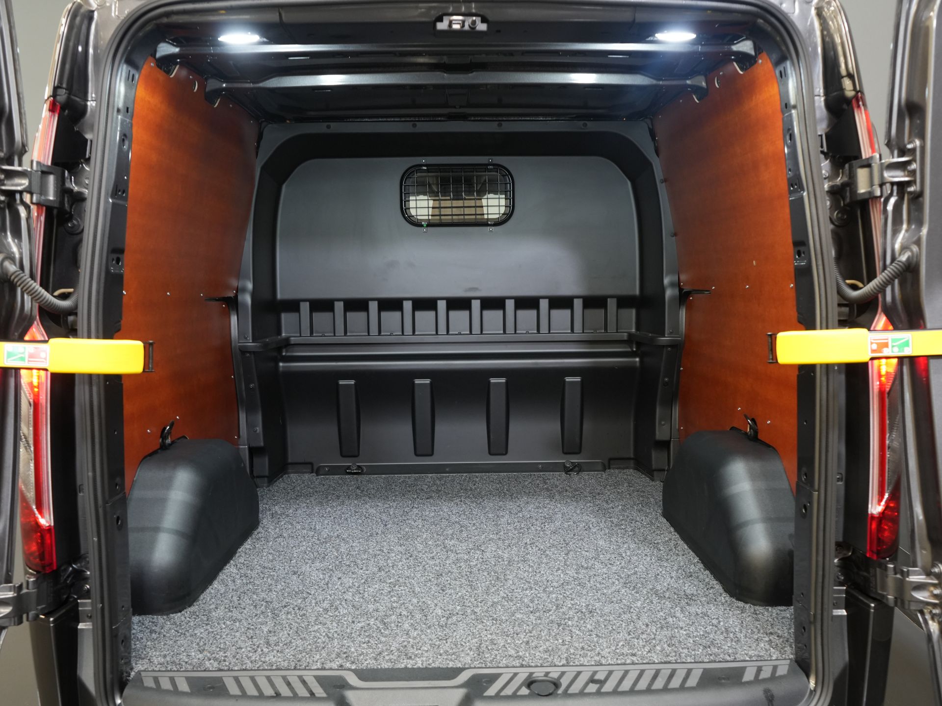 Ford Transit Custom Van 2.0 TDCI 185 CP L2 Sport DC Double Cab/ NL Car/ Bi-Xenon/ 2xSliding Door/ 2.8t Towing Muffler/ Carplay/ Stoelverw./ Airco/ Navi/ Cr