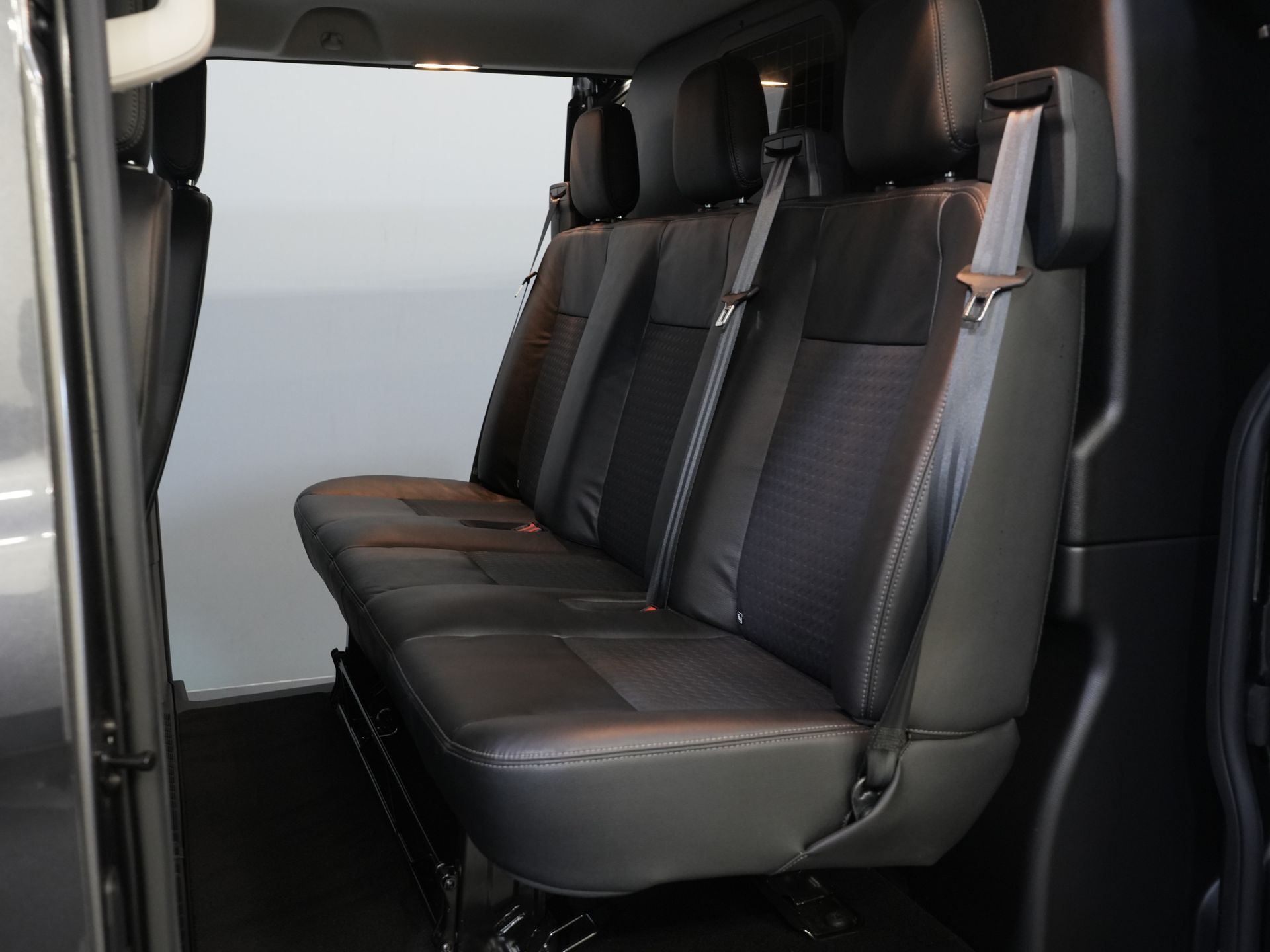 Ford Transit Custom Van 2.0 TDCI 185 CP L2 Sport DC Double Cab/ NL Car/ Bi-Xenon/ 2xSliding Door/ 2.8t Towing Muffler/ Carplay/ Stoelverw./ Airco/ Navi/ Cr