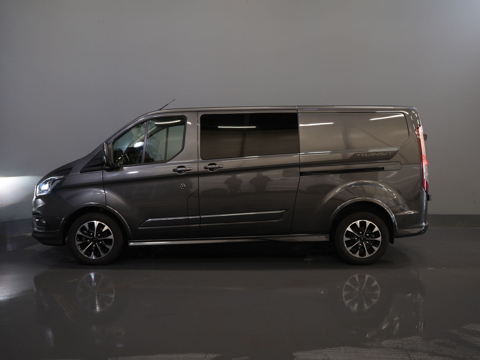 Ford Transit Custom Van 2.0 TDCI 185 CP L2 Sport DC Double Cab/ NL Car/ Bi-Xenon/ 2xSliding Door/ 2.8t Towing Muffler/ Carplay/ Stoelverw./ Airco/ Navi/ Cr