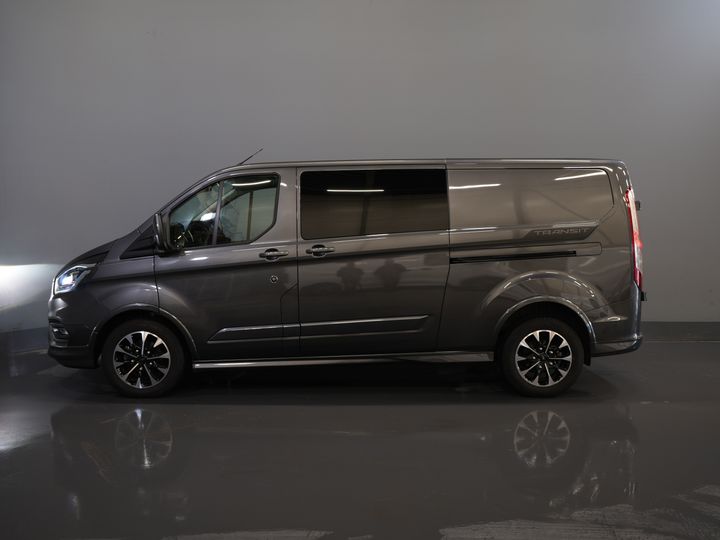 Ford Transit Custom Van 2.0 TDCI 185 CP L2 Sport DC Double Cab/ NL Car/ Bi-Xenon/ 2xSliding Door/ 2.8t Towing Muffler/ Carplay/ Stoelverw./ Airco/ Navi/ Cr