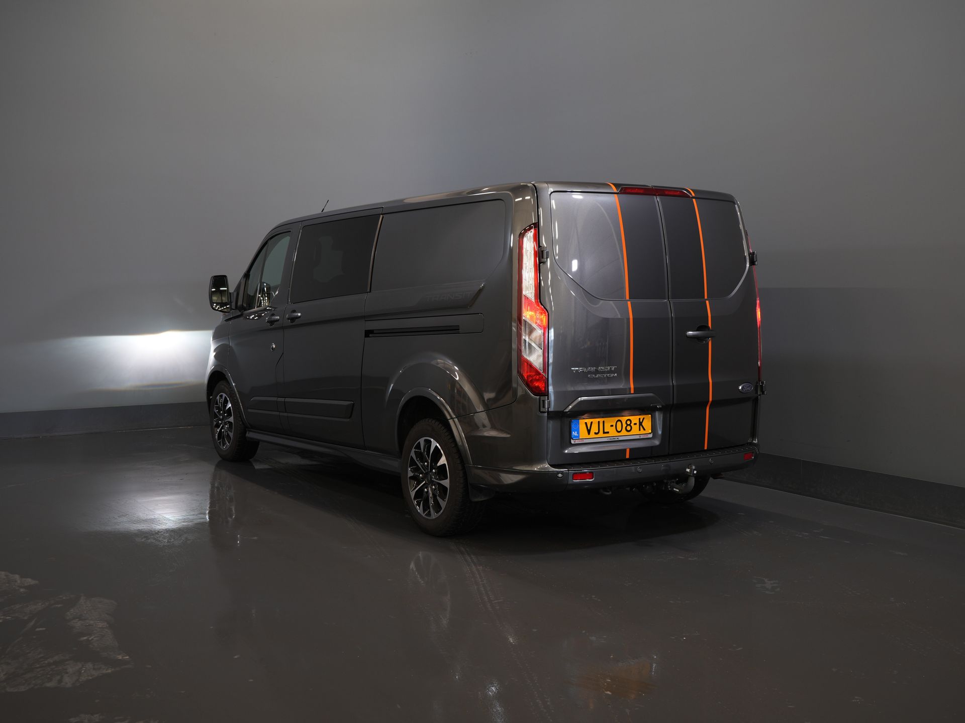 Ford Transit Custom Van 2.0 TDCI 185 CP L2 Sport DC Double Cab/ NL Car/ Bi-Xenon/ 2xSliding Door/ 2.8t Towing Muffler/ Carplay/ Stoelverw./ Airco/ Navi/ Cr