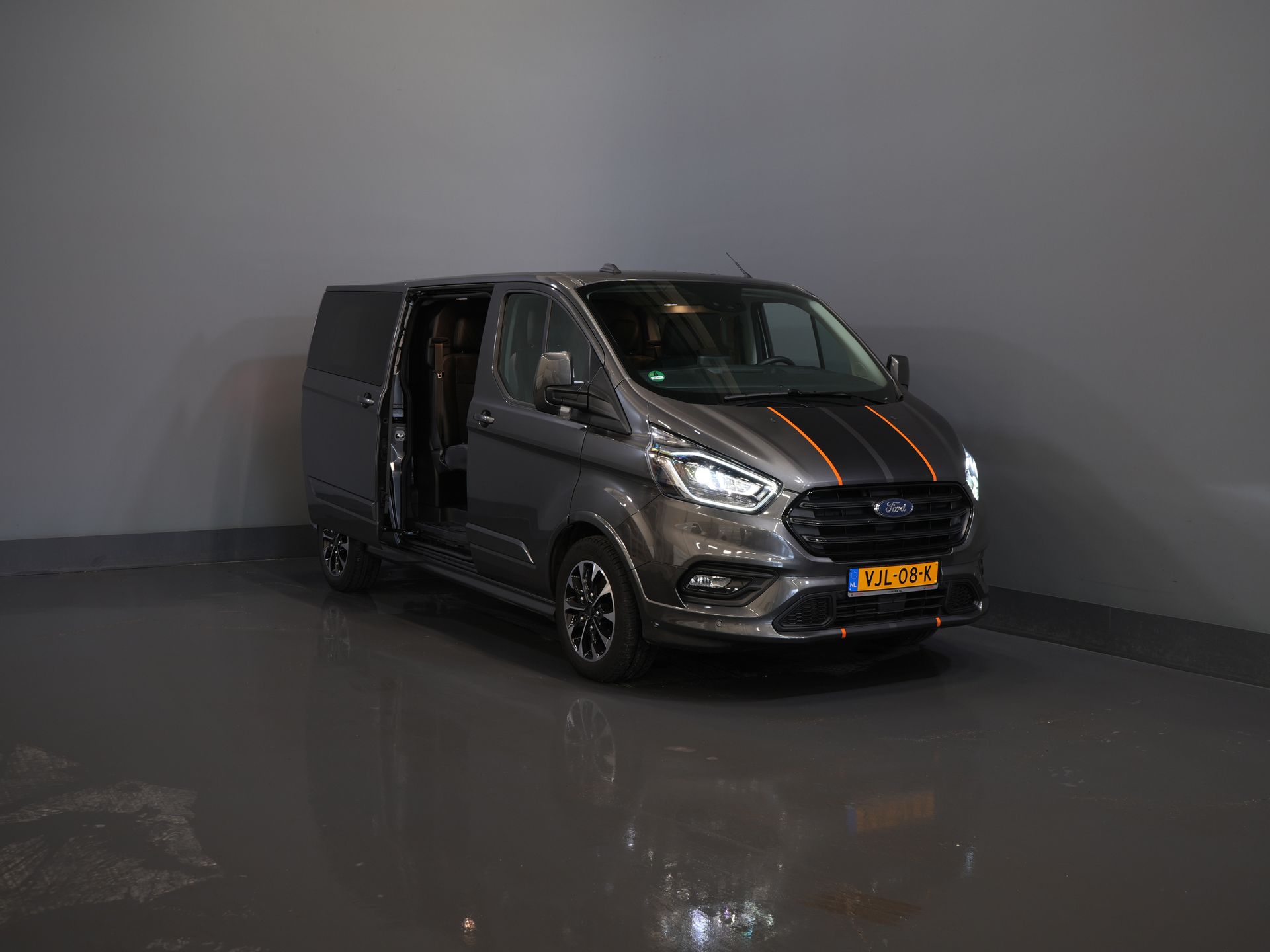 Ford Transit Custom Van 2.0 TDCI 185 CP L2 Sport DC Double Cab/ NL Car/ Bi-Xenon/ 2xSliding Door/ 2.8t Towing Muffler/ Carplay/ Stoelverw./ Airco/ Navi/ Cr