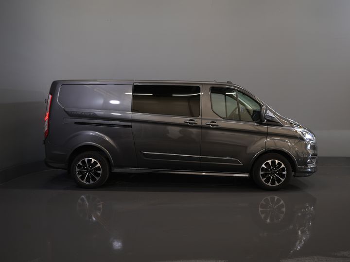 Ford Transit Custom Van 2.0 TDCI 185 CP L2 Sport DC Double Cab/ NL Car/ Bi-Xenon/ 2xSliding Door/ 2.8t Towing Muffler/ Carplay/ Stoelverw./ Airco/ Navi/ Cr