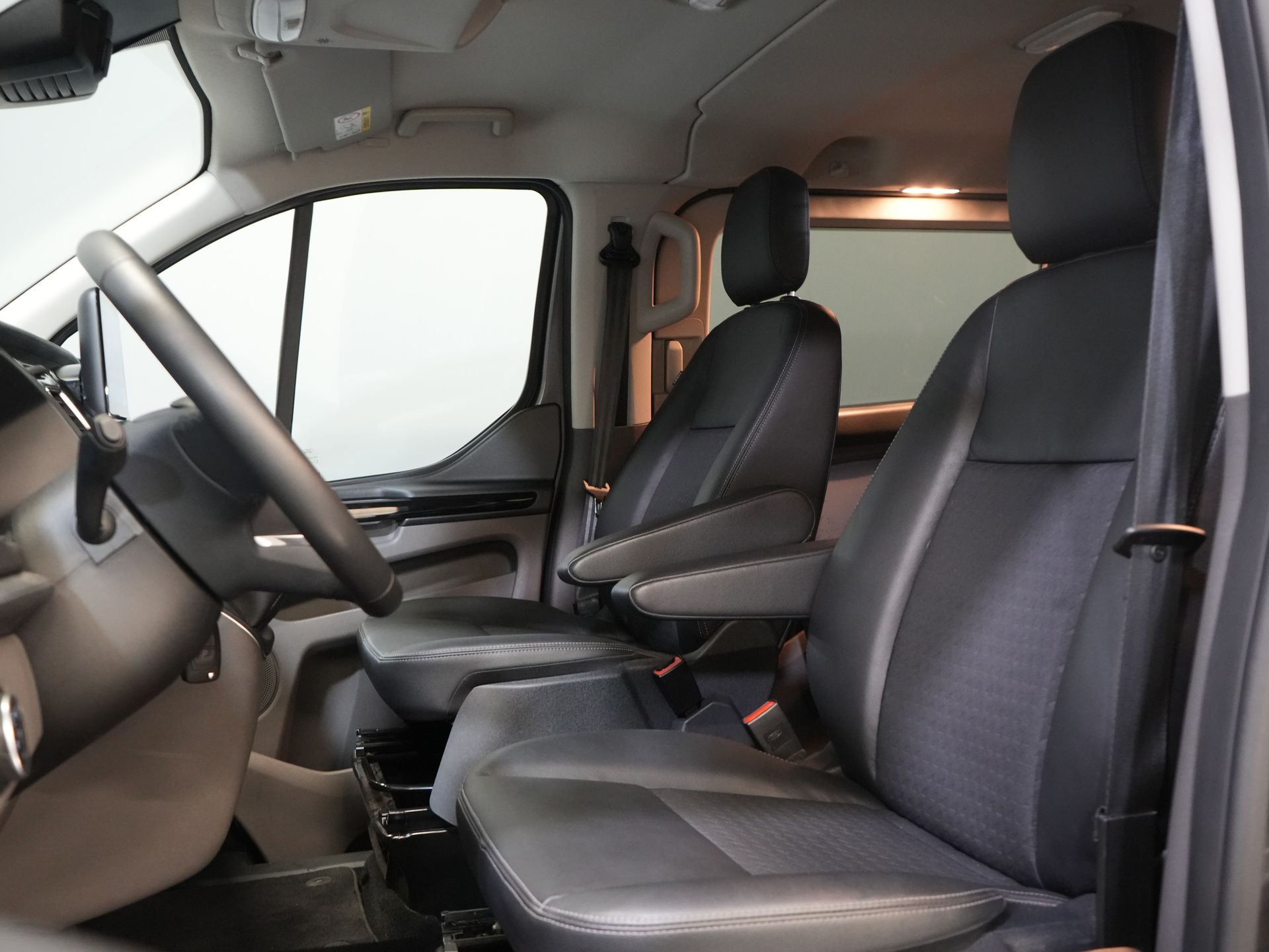 Ford Transit Custom Van 2.0 TDCI 185 CP L2 Sport DC Double Cab/ NL Car/ Bi-Xenon/ 2xSliding Door/ 2.8t Towing Muffler/ Carplay/ Stoelverw./ Airco/ Navi/ Cr