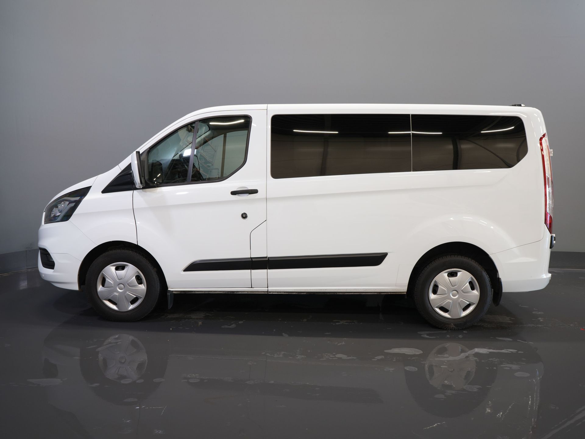 Ford Transit Custom Passenger Tourneo 2.0 TDCI 31.997 € IVA incl./BPM Trend Combi/ Kombi/ 9 Person/ 9 P/ Cruise/ PDC/ Airco