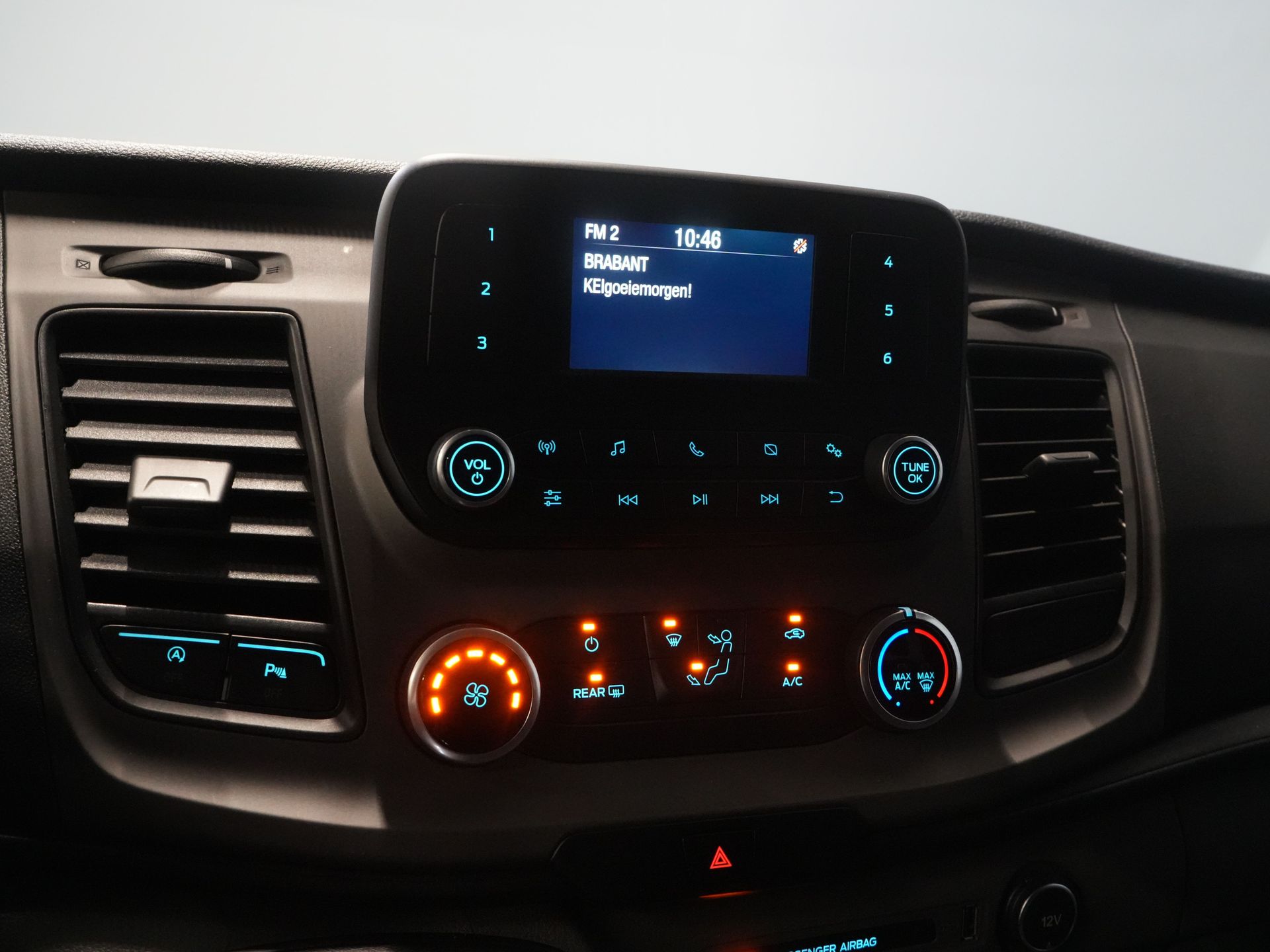 Ford Transit Custom Passenger Tourneo 2.0 TDCI 31.997 € IVA incl./BPM Trend Combi/ Kombi/ 9 Person/ 9 P/ Cruise/ PDC/ Airco