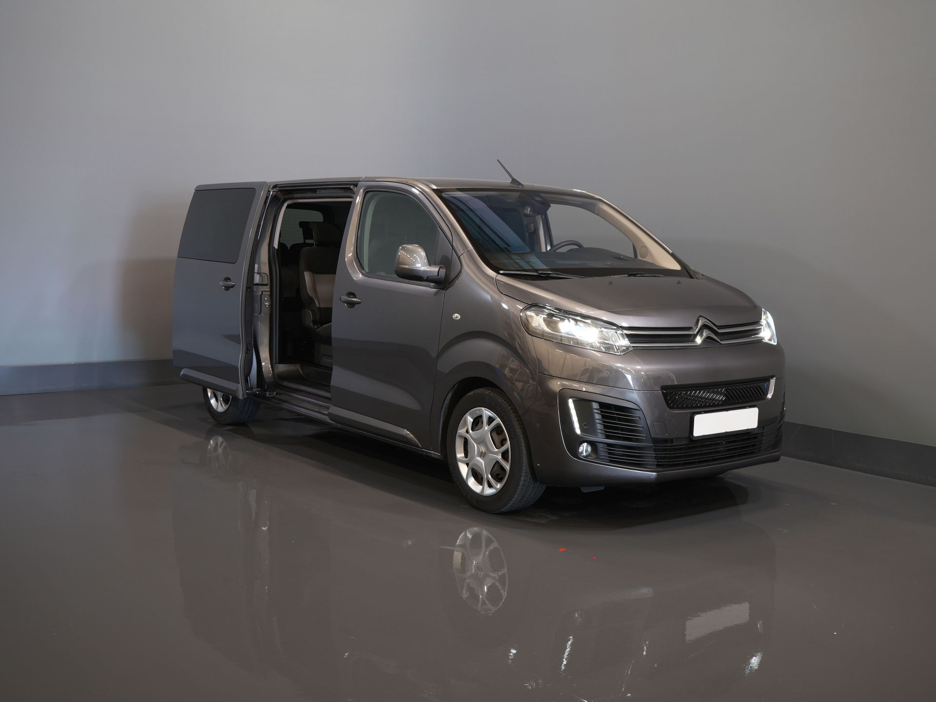 Citroën ë-Jumpy Transport de persoane SpaceTourer 50 kWh Aut. L3 220 km WLTP €30,182,- incl. TVA Încărcător rapid/ 2x Ușă glisantă/ Xenon/ Seatverw./ Navi/ Carplay/ Climă/ 
