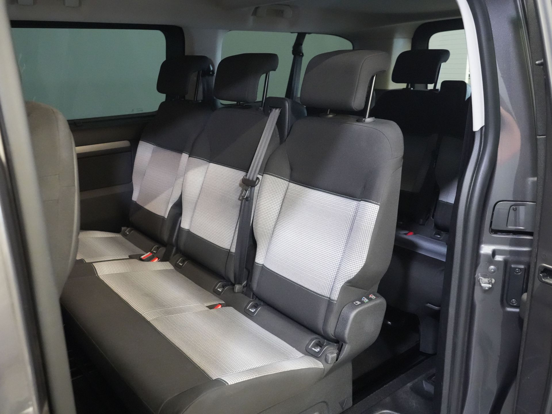 Citroën ë-Jumpy Transport de persoane SpaceTourer 50 kWh Aut. L3 220 km WLTP €30,182,- incl. TVA Încărcător rapid/ 2x Ușă glisantă/ Xenon/ Seatverw./ Navi/ Carplay/ Climă/ 