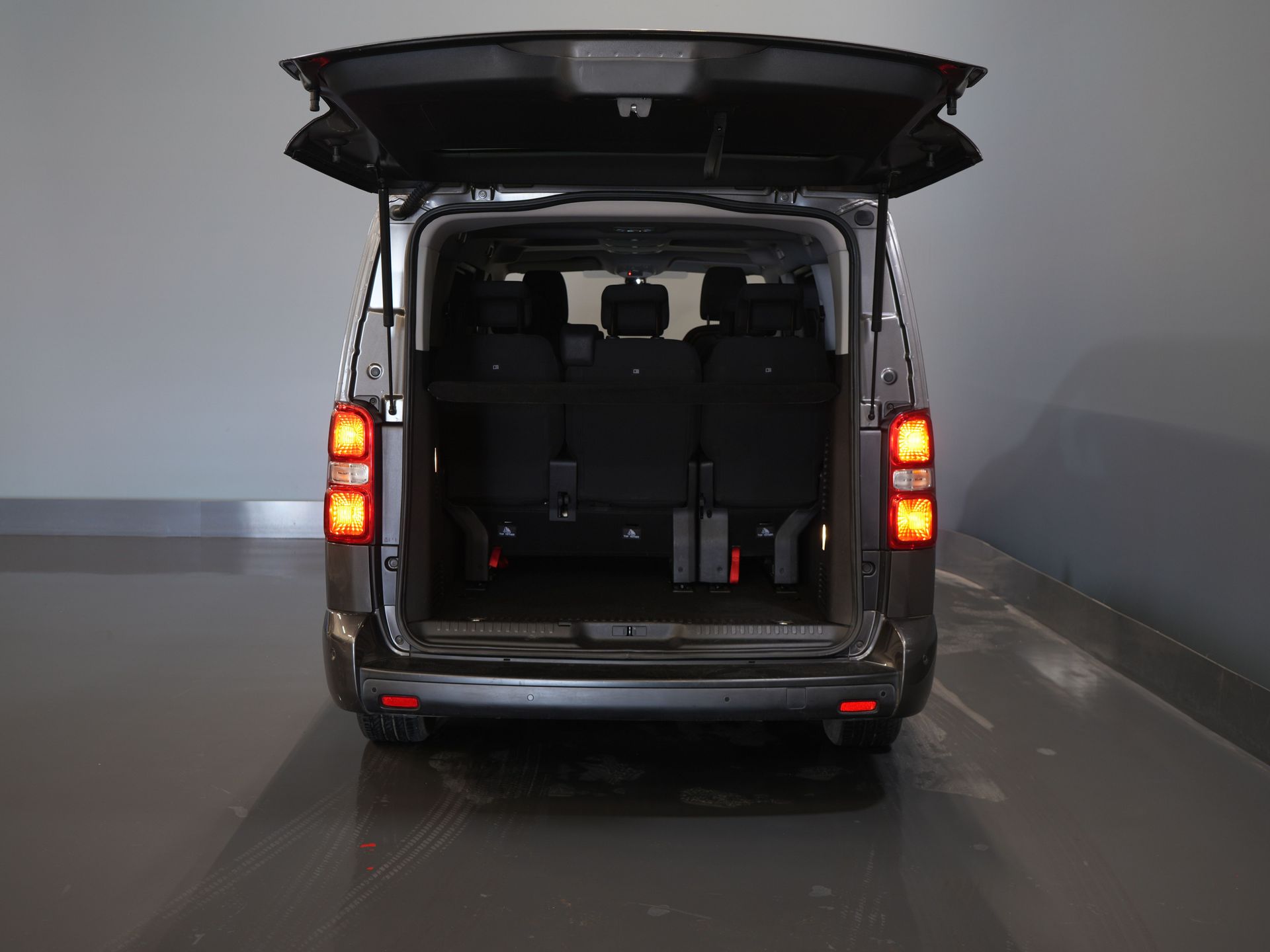 Citroën ë-Jumpy Transport de persoane SpaceTourer 50 kWh Aut. L3 220 km WLTP €30,182,- incl. TVA Încărcător rapid/ 2x Ușă glisantă/ Xenon/ Seatverw./ Navi/ Carplay/ Climă/ 