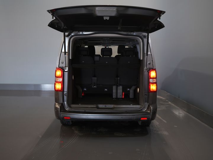 Citroën ë-Jumpy Transport de persoane SpaceTourer 50 kWh Aut. L3 220 km WLTP €30,182,- incl. TVA Încărcător rapid/ 2x Ușă glisantă/ Xenon/ Seatverw./ Navi/ Carplay/ Climă/ 