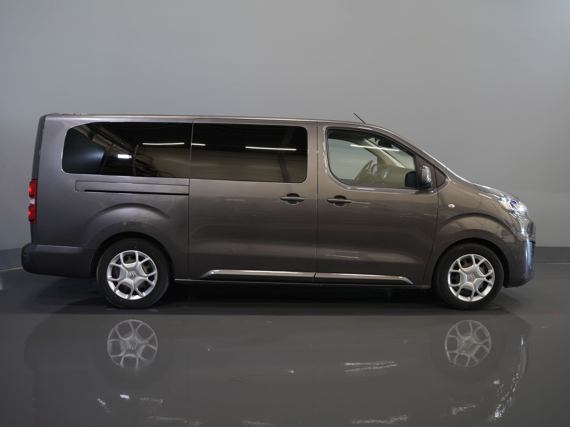Citroën ë-Jumpy Transport de persoane SpaceTourer 50 kWh Aut. L3 220 km WLTP €30,182,- incl. TVA Încărcător rapid/ 2x Ușă glisantă/ Xenon/ Seatverw./ Navi/ Carplay/ Climă/ 