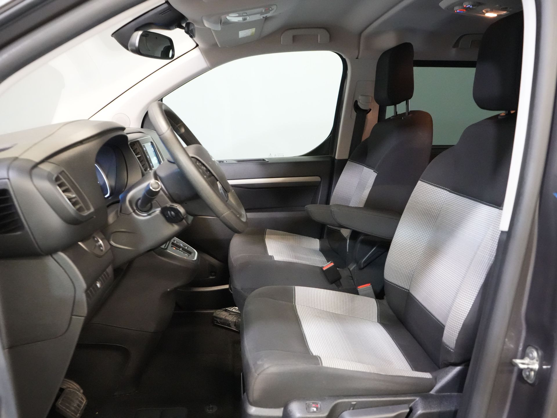 Citroën ë-Jumpy Transport de persoane SpaceTourer 50 kWh Aut. L3 220 km WLTP €30,182,- incl. TVA Încărcător rapid/ 2x Ușă glisantă/ Xenon/ Seatverw./ Navi/ Carplay/ Climă/ 