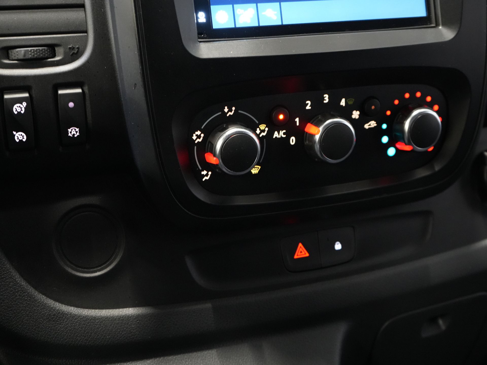 Renault Trafic Bestelbus 2.0 dCi 145 pk BPM VRIJ Inrichting/ Standkachel/ Stoelverw/ CarPlay/ Camera/ PDC/ Cruise/ Airco