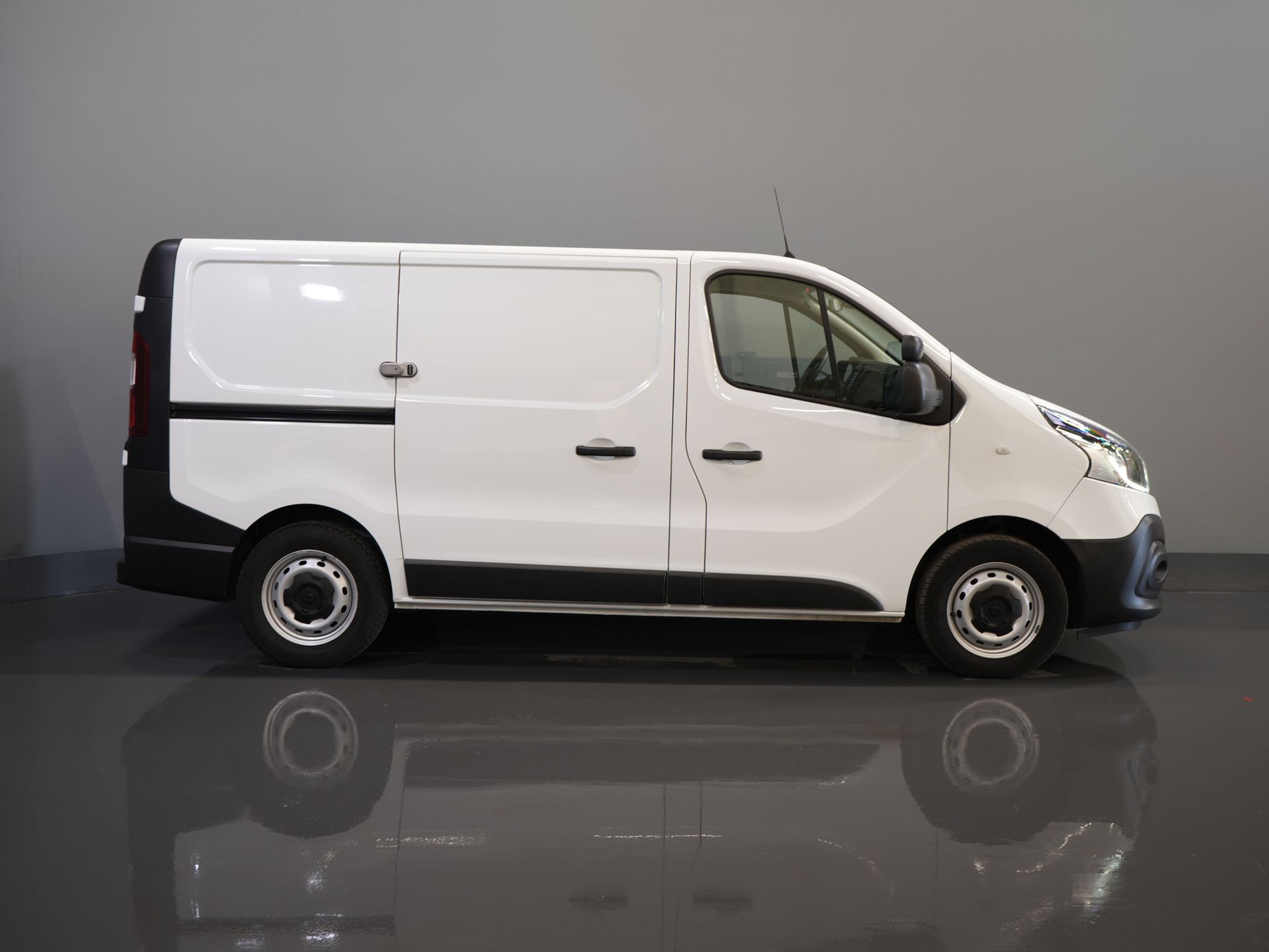 Renault Trafic Bestelbus 2.0 dCi 145 pk BPM VRIJ Inrichting/ Standkachel/ Stoelverw/ CarPlay/ Camera/ PDC/ Cruise/ Airco