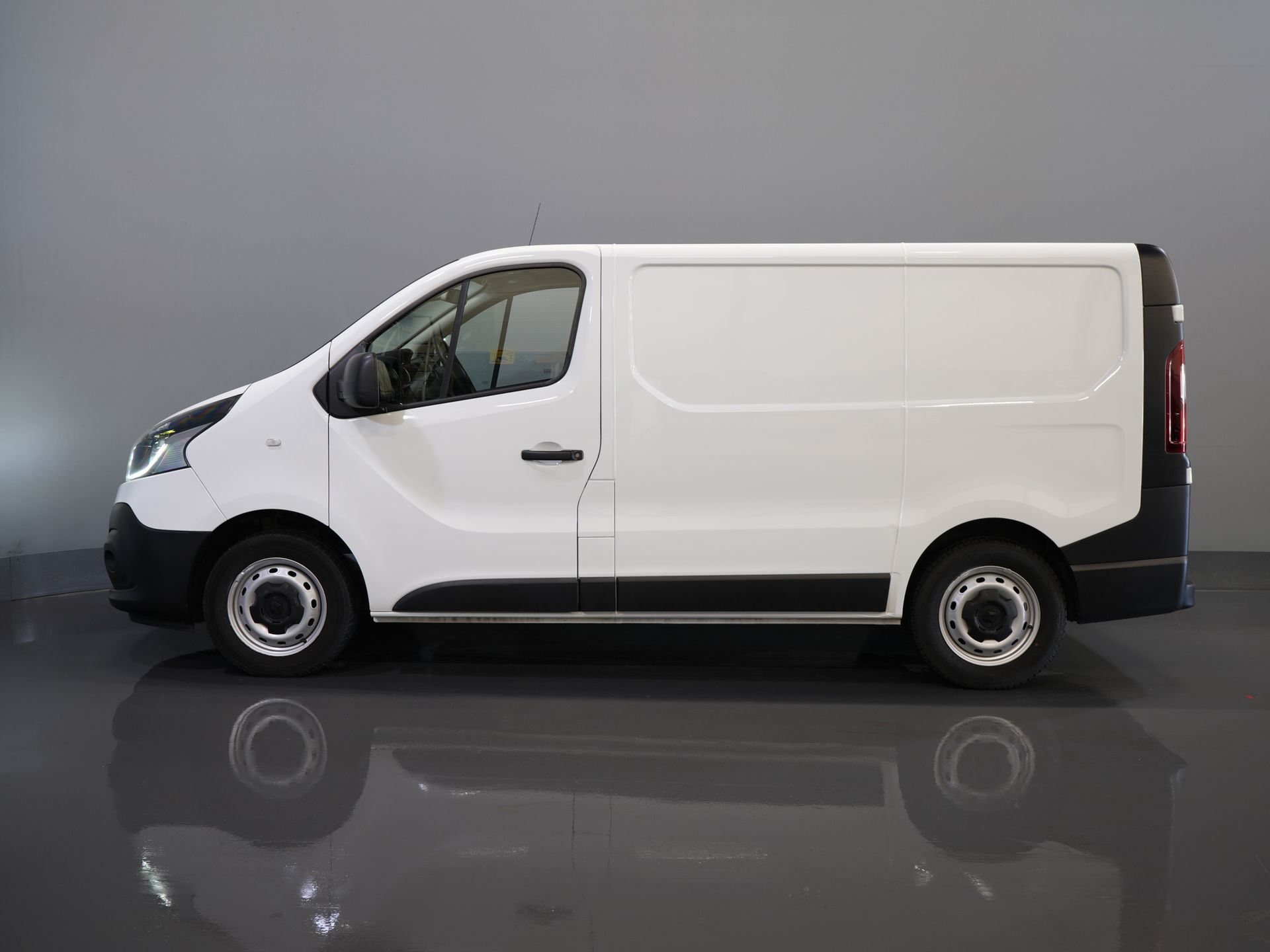 Renault Trafic Bestelbus 2.0 dCi 145 pk BPM VRIJ Inrichting/ Standkachel/ Stoelverw/ CarPlay/ Camera/ PDC/ Cruise/ Airco