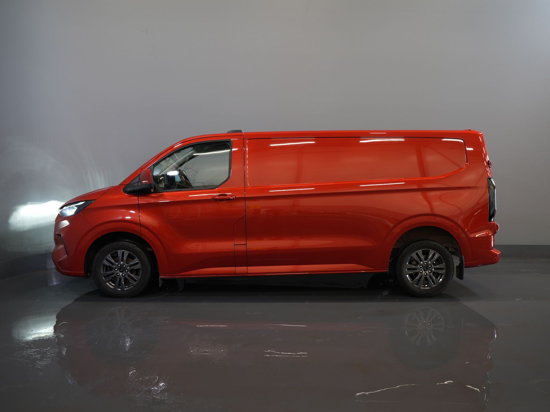 Ford Transit Custom Bestelbus 2.0 TDCI 150 pk L2 Limited Adapt.Cruise/ LED/ Stoelverw./ Stuurverw./ Carplay/ PDC/ Camera