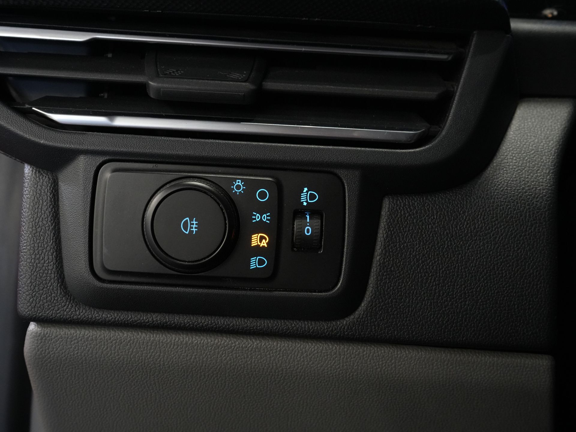 Ford Transit Custom Bestelbus 2.0 TDCI 150 pk L2 Limited Adapt.Cruise/ LED/ Stoelverw./ Stuurverw./ Carplay/ PDC/ Camera