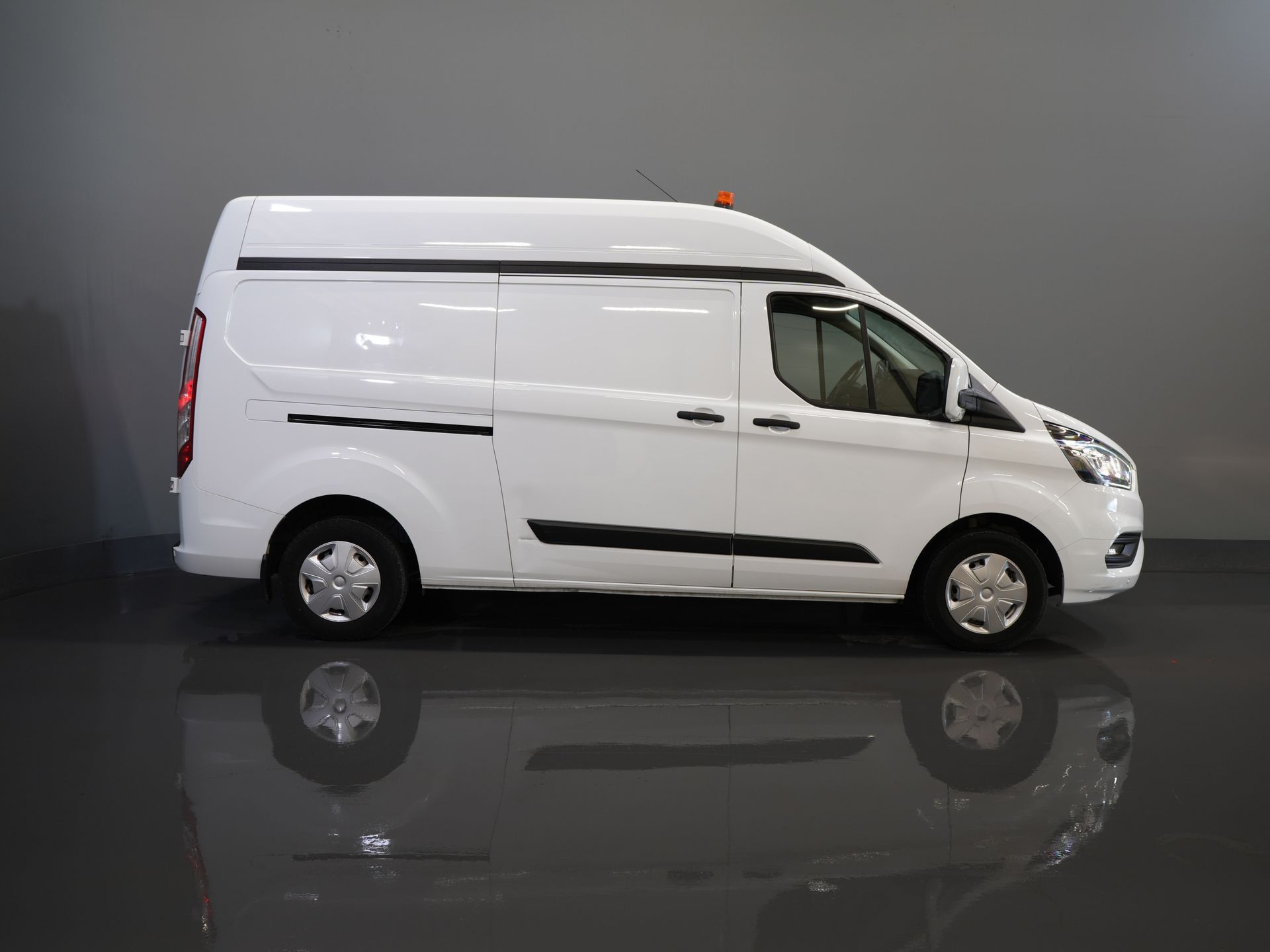 Ford Transit Custom Bestelbus 2.0 TDCI 130 pk L2H2 Trend MHEV BPM VRIJ! Sortimo/ Inrichting/ Standkachel/ Stoelverw./ Omvormer/ Carplay/ Camera/ Cruise/ Trekh