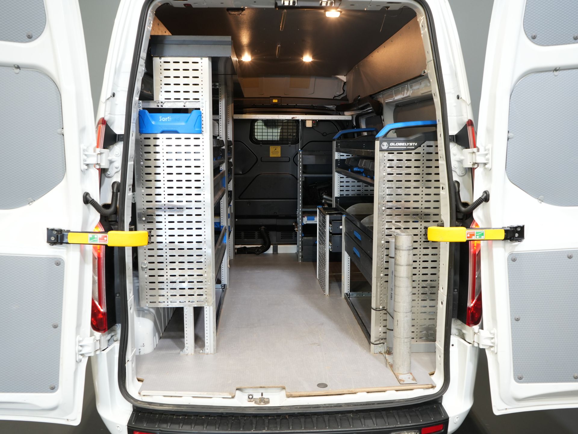 Ford Transit Custom Bestelbus 2.0 TDCI 130 pk L2H2 Trend MHEV BPM VRIJ! Sortimo/ Inrichting/ Standkachel/ Stoelverw./ Omvormer/ Carplay/ Camera/ Cruise/ Trekh