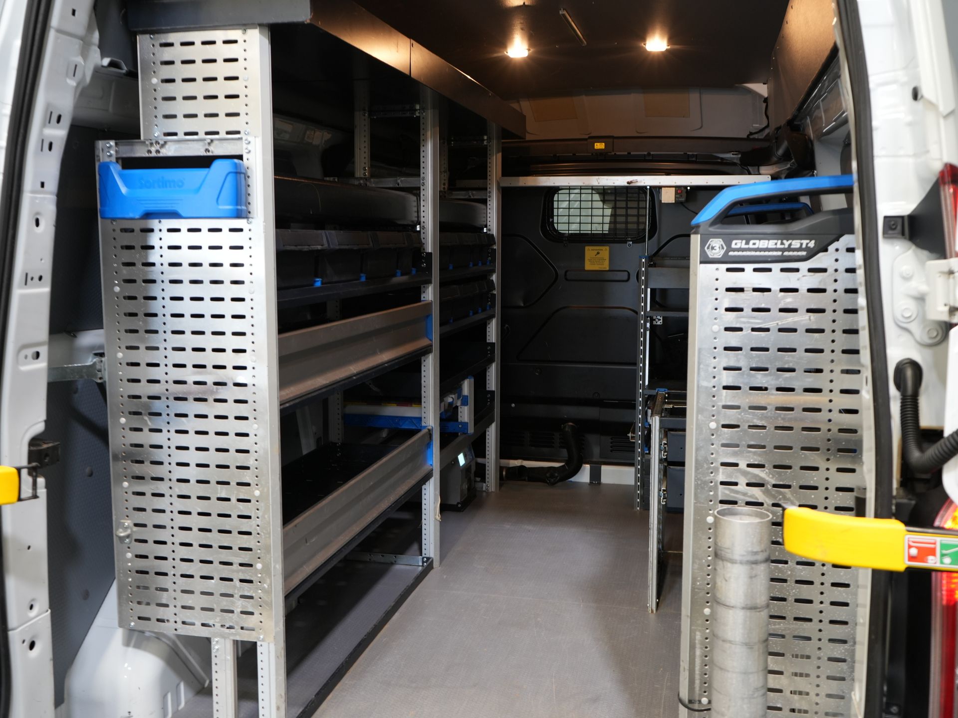 Ford Transit Custom Bestelbus 2.0 TDCI 130 pk L2H2 Trend MHEV BPM VRIJ! Sortimo/ Inrichting/ Standkachel/ Stoelverw./ Omvormer/ Carplay/ Camera/ Cruise/ Trekh