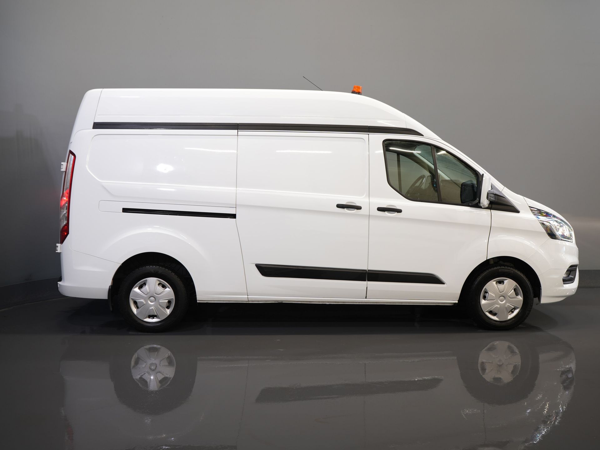 Ford Transit Custom Bestelbus 2.0 TDCI 130 pk L2H2 Trend MHEV BPM VRIJ! Sortimo/ Inrichting/ Standkachel/ Stoelverw./ Omvormer/ Carplay/ Camera/ Cruise/ Trekh