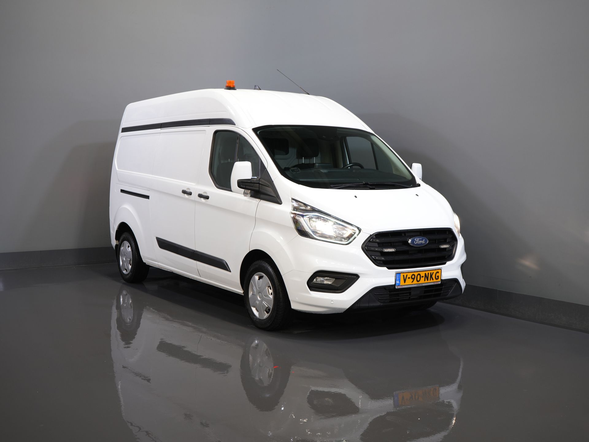 Ford Transit Custom Bestelbus 2.0 TDCI 130 pk L2H2 Trend MHEV BPM VRIJ! Sortimo/ Inrichting/ Standkachel/ Stoelverw./ Omvormer/ Carplay/ Camera/ Cruise/ Trekh