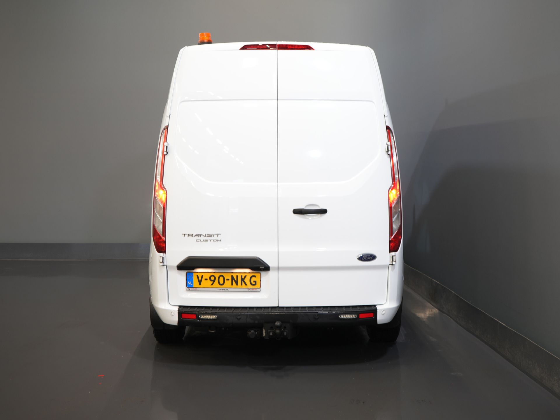 Ford Transit Custom Bestelbus 2.0 TDCI 130 pk L2H2 Trend MHEV BPM VRIJ! Sortimo/ Inrichting/ Standkachel/ Stoelverw./ Omvormer/ Carplay/ Camera/ Cruise/ Trekh