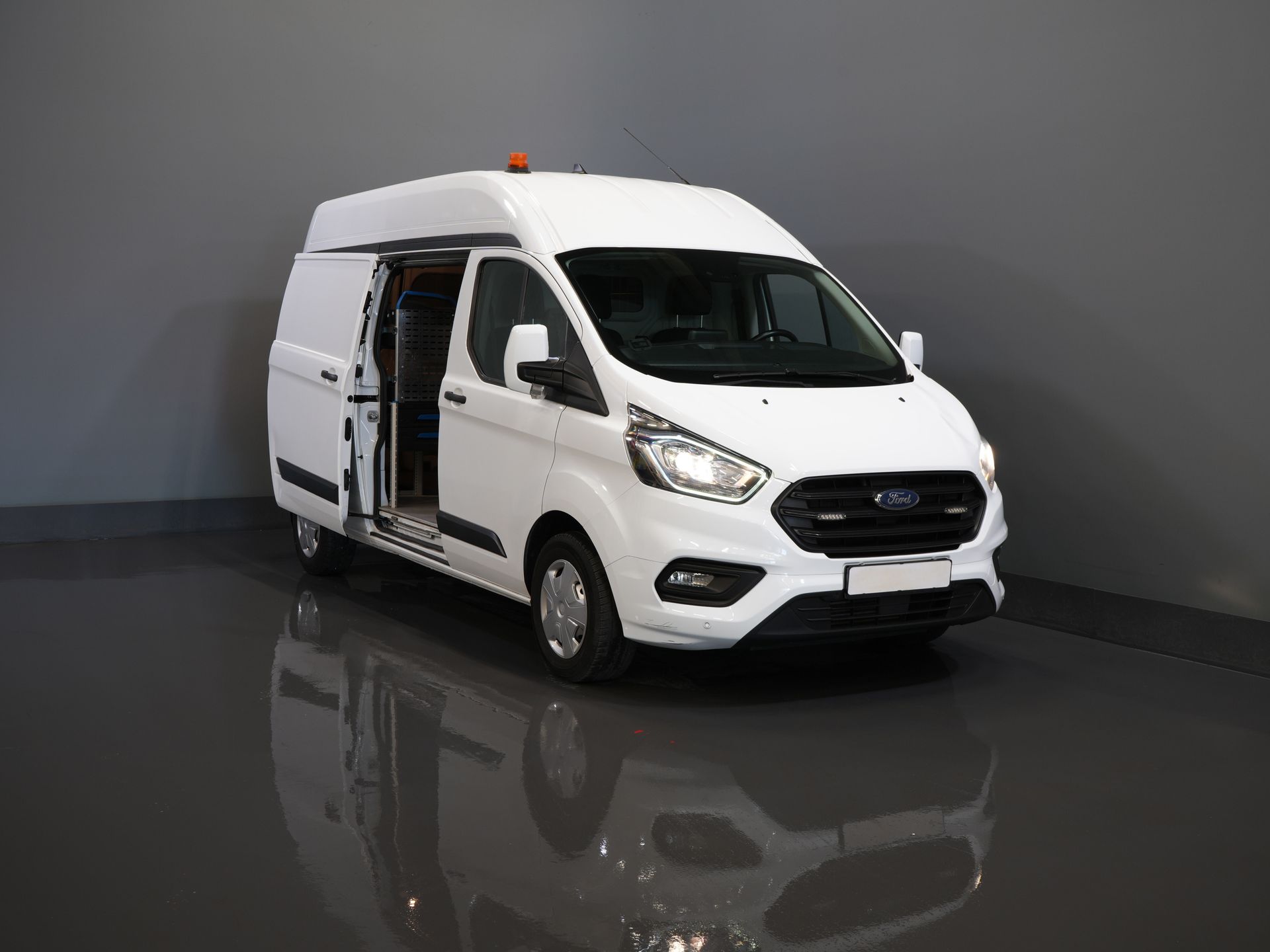 Ford Transit Custom Bestelbus 2.0 TDCI 130 pk L2H2 Trend MHEV BPM VRIJ! Sortimo/ Inrichting/ Standkachel/ Stoelverw./ Omvormer/ Carplay/ Camera/ Cruise/ Trekh