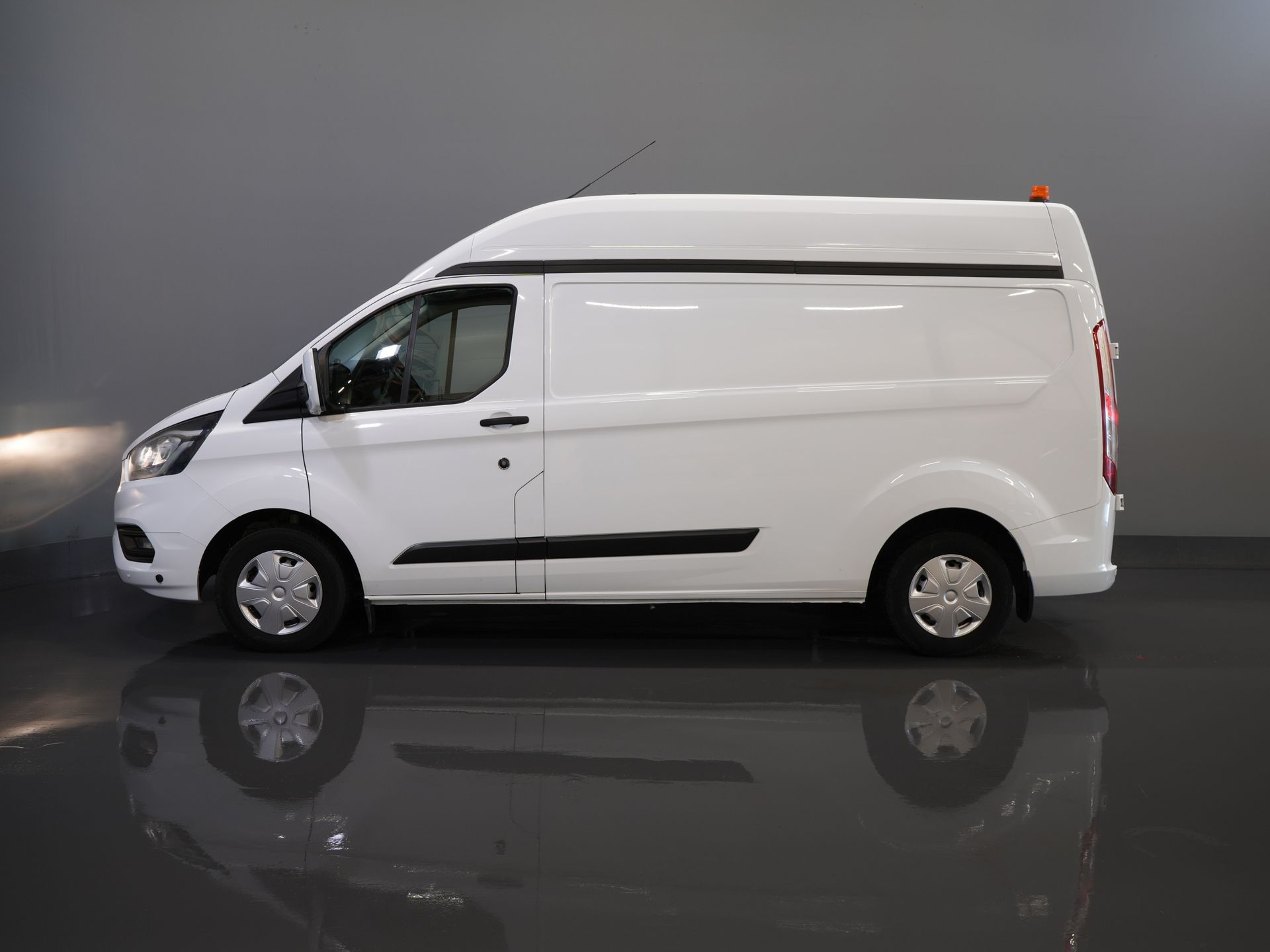 Ford Transit Custom Bestelbus 2.0 TDCI 130 pk L2H2 Trend MHEV BPM VRIJ! Sortimo/ Inrichting/ Standkachel/ Stoelverw./ Omvormer/ Carplay/ Camera/ Cruise/ Trekh