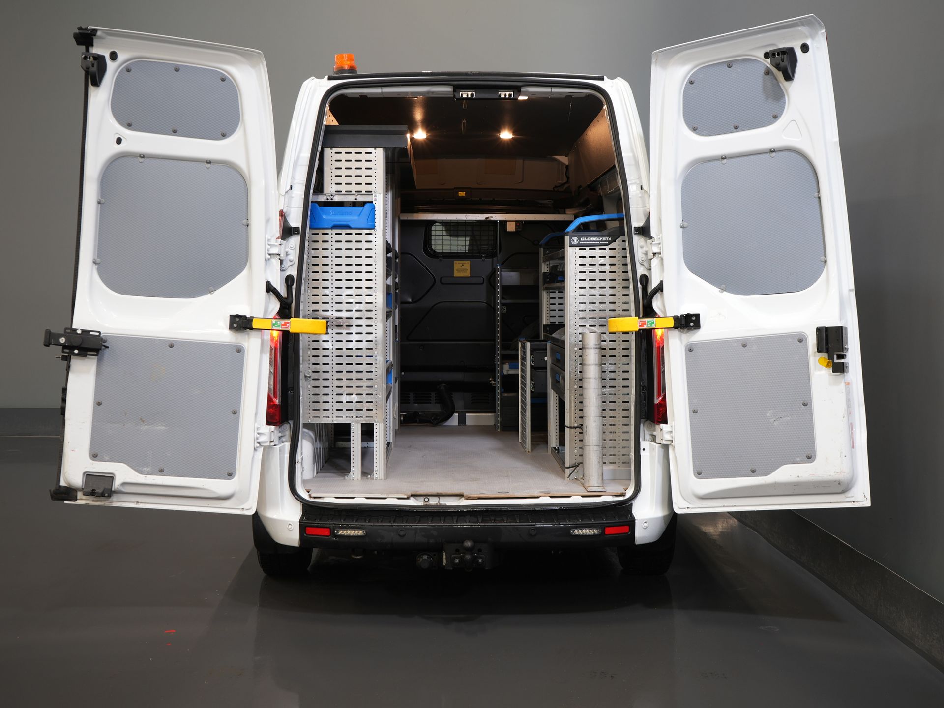 Ford Transit Custom Bestelbus 2.0 TDCI 130 pk L2H2 Trend MHEV BPM VRIJ! Sortimo/ Inrichting/ Standkachel/ Stoelverw./ Omvormer/ Carplay/ Camera/ Cruise/ Trekh