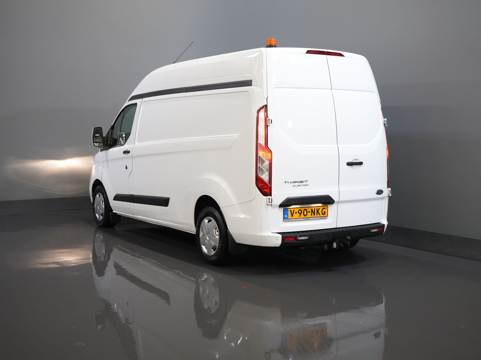 Ford Transit Custom Bestelbus 2.0 TDCI 130 pk L2H2 Trend MHEV BPM VRIJ! Sortimo/ Inrichting/ Standkachel/ Stoelverw./ Omvormer/ Carplay/ Camera/ Cruise/ Trekh