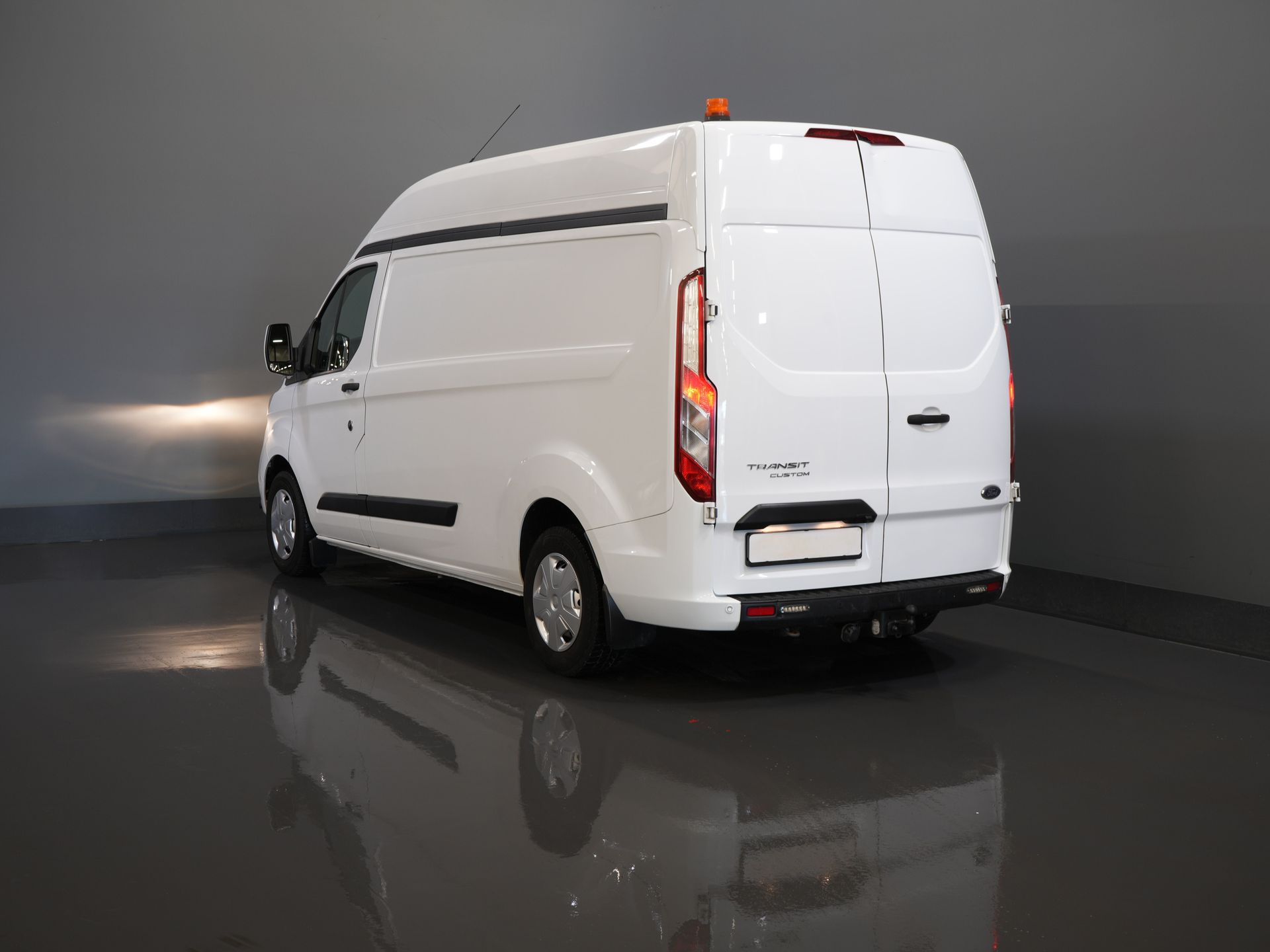 Ford Transit Custom Bestelbus 2.0 TDCI 130 pk L2H2 Trend MHEV BPM VRIJ! Sortimo/ Inrichting/ Standkachel/ Stoelverw./ Omvormer/ Carplay/ Camera/ Cruise/ Trekh