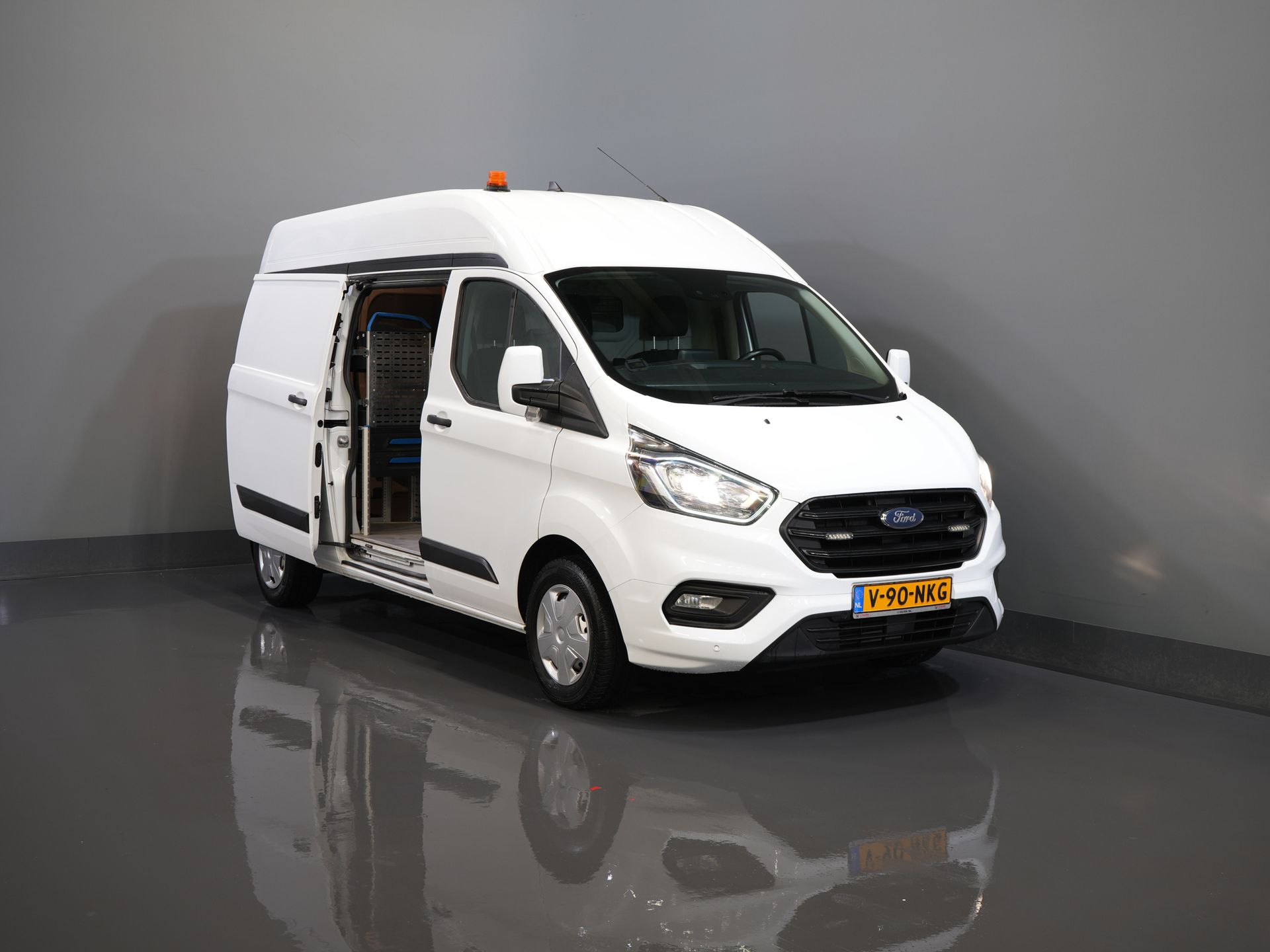 Ford Transit Custom Bestelbus 2.0 TDCI 130 pk L2H2 Trend MHEV BPM VRIJ! Sortimo/ Inrichting/ Standkachel/ Stoelverw./ Omvormer/ Carplay/ Camera/ Cruise/ Trekh
