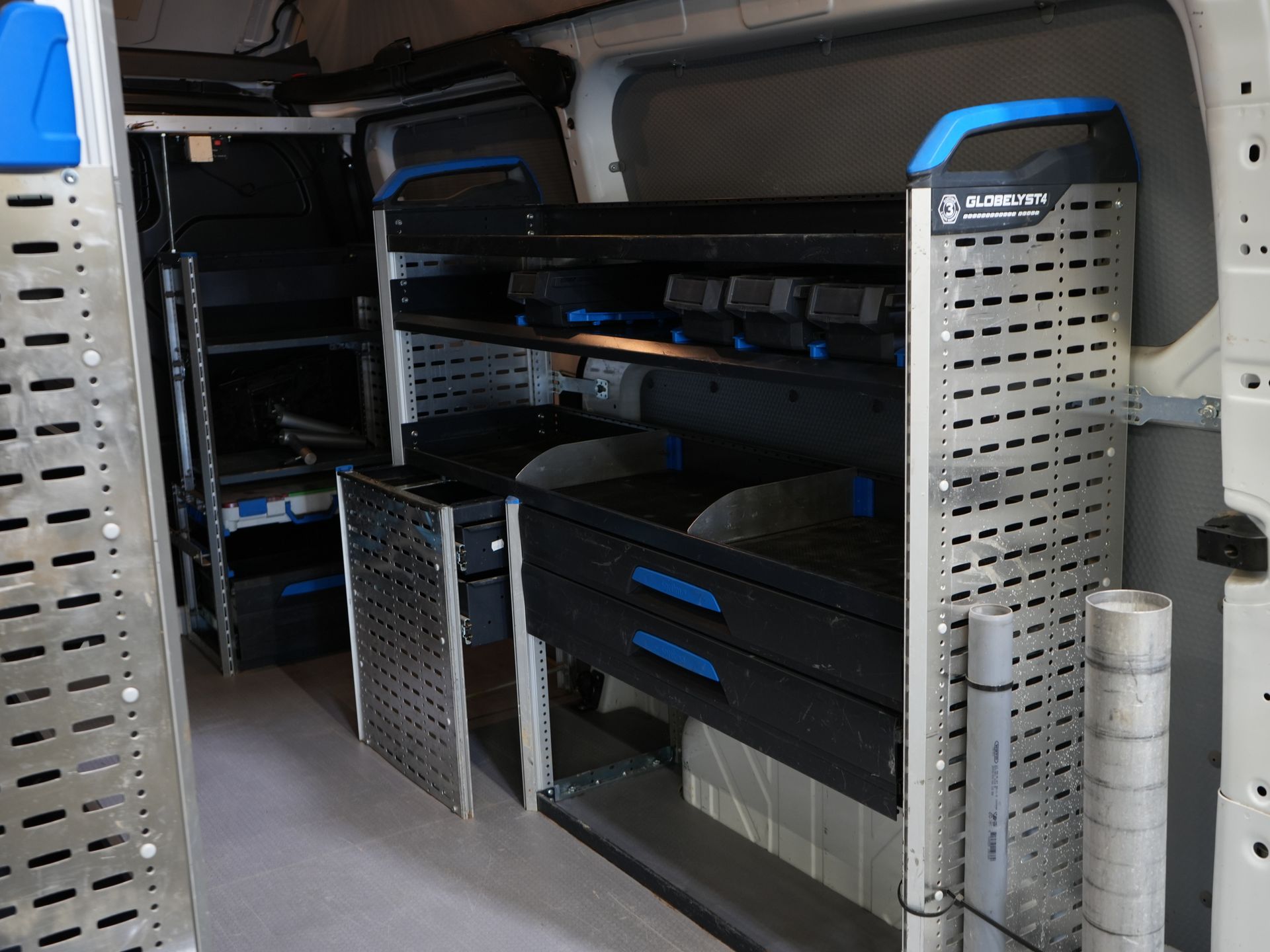 Ford Transit Custom Bestelbus 2.0 TDCI 130 pk L2H2 Trend MHEV BPM VRIJ! Sortimo/ Inrichting/ Standkachel/ Stoelverw./ Omvormer/ Carplay/ Camera/ Cruise/ Trekh