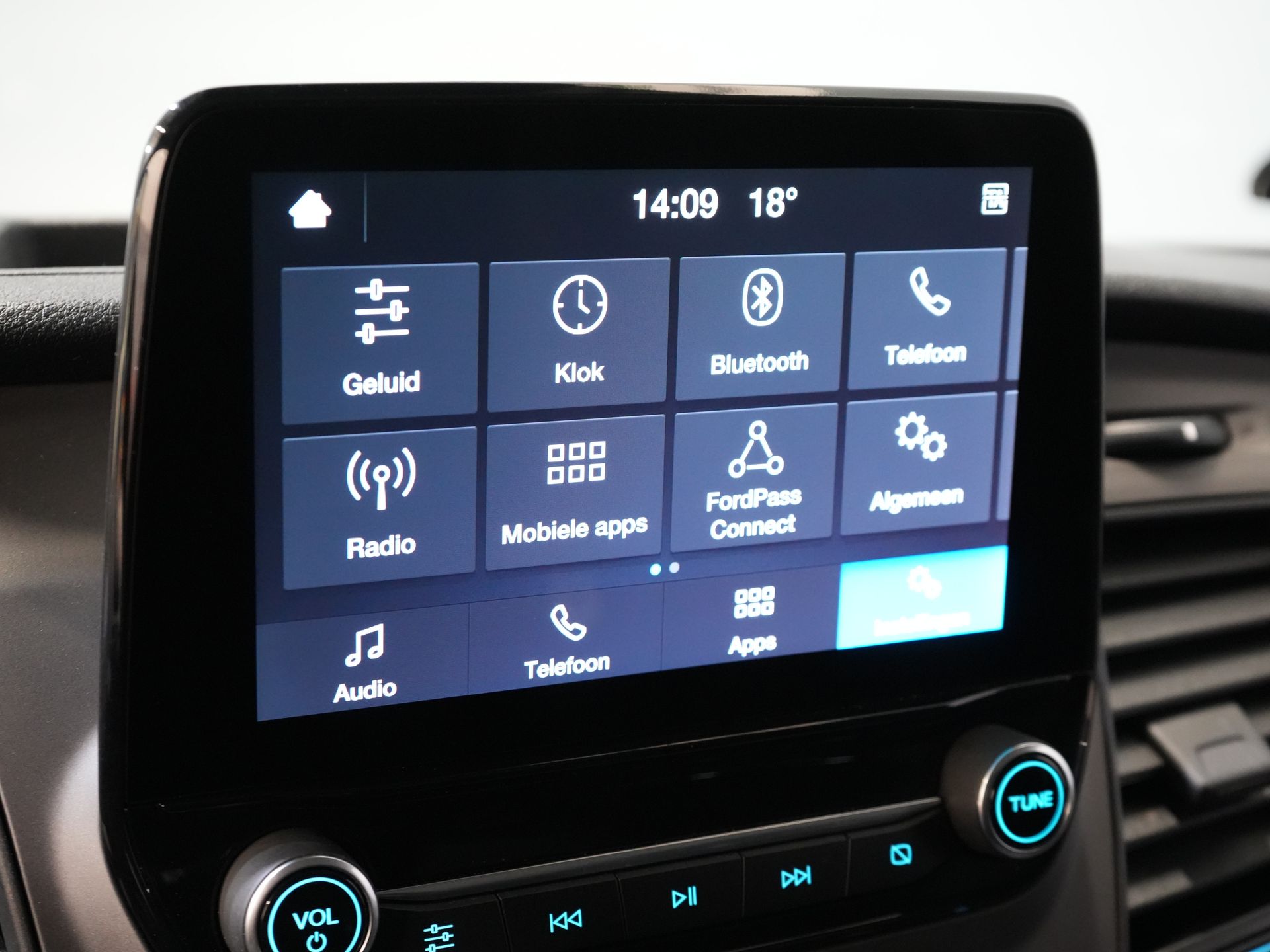 Ford Transit Custom Bestelbus 2.0 TDCI 130 pk L2H2 Trend MHEV BPM VRIJ! Sortimo/ Inrichting/ Standkachel/ Stoelverw./ Omvormer/ Carplay/ Camera/ Cruise/ Trekh