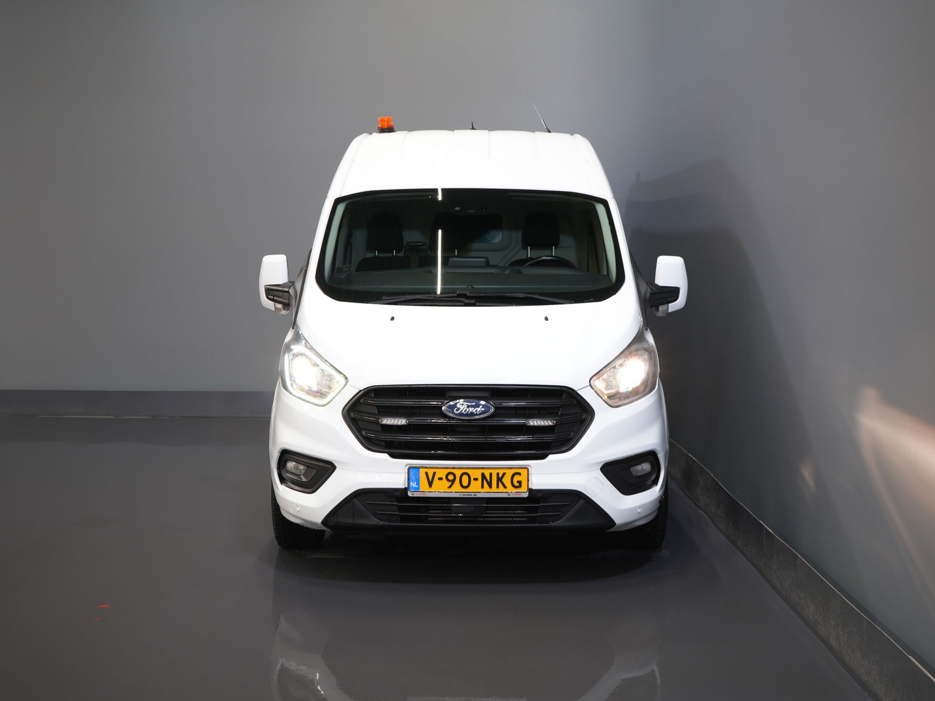 Ford Transit Custom Bestelbus 2.0 TDCI 130 pk L2H2 Trend MHEV BPM VRIJ! Sortimo/ Inrichting/ Standkachel/ Stoelverw./ Omvormer/ Carplay/ Camera/ Cruise/ Trekh