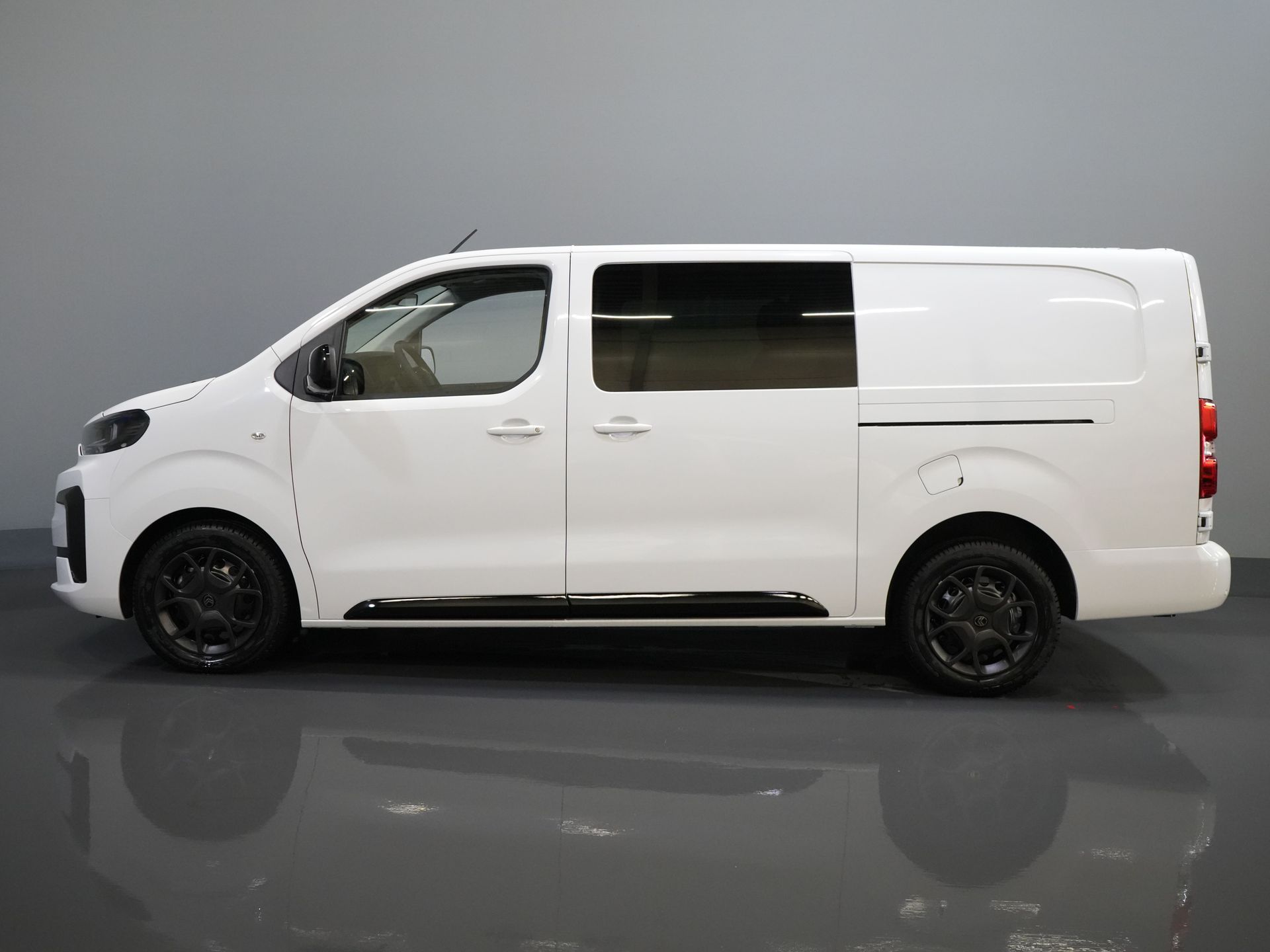 Citroën Jumpy Bestelbus 2.0 HDI 180 pk Aut. DC Dubbel Cabine BPM VRIJ! 2x Schuifdeur/ Virtual Cockpit/ Navi/ Carplay/ Camera/ PDC/ Cruise/ Trekhaak/ Air