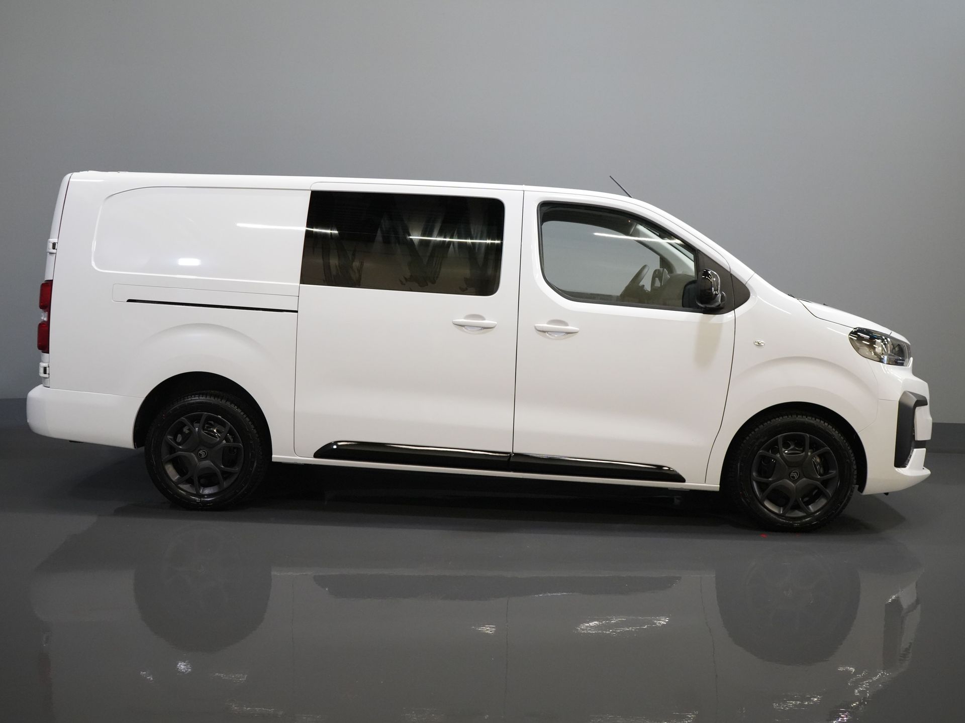 Citroën Jumpy Bestelbus 2.0 HDI 180 pk Aut. DC Dubbel Cabine BPM VRIJ! 2x Schuifdeur/ Virtual Cockpit/ Navi/ Carplay/ Camera/ PDC/ Cruise/ Trekhaak/ Air