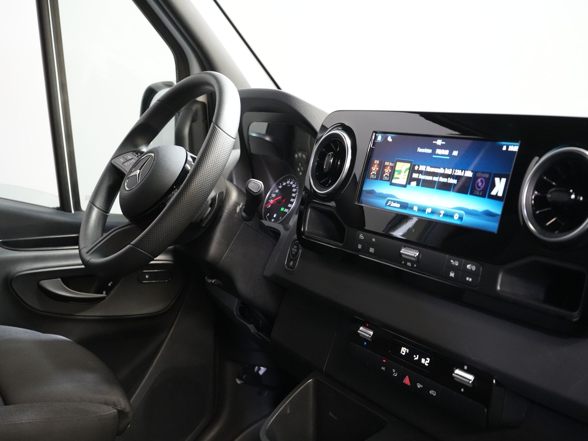 Mercedes-Benz Sprinter Van 317 CDI Aut. L2H2 BPM FREE! LED/ Sedile conducente elettrico/ 270 porte/ Riscaldamento sedili/ Navi/ Telecamera/ Crociera/ Climatizzatore/ DAB/ Barra di traino