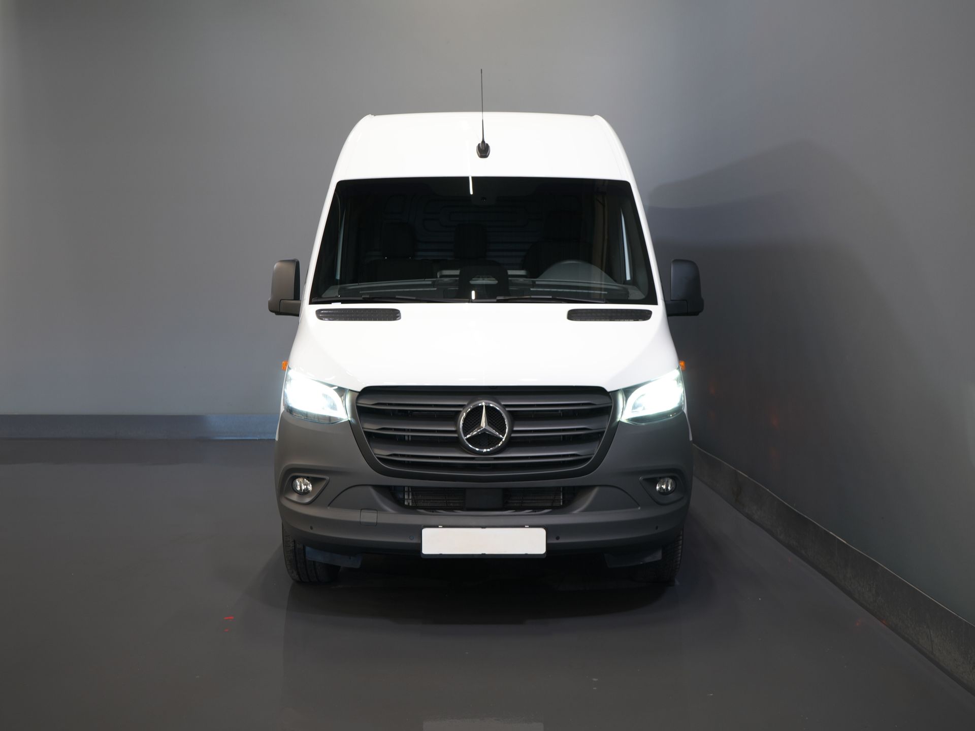 Mercedes-Benz Sprinter Van 317 CDI Aut. L2H2 BPM FREE! LED/ Sedile conducente elettrico/ 270 porte/ Riscaldamento sedili/ Navi/ Telecamera/ Crociera/ Climatizzatore/ DAB/ Barra di traino