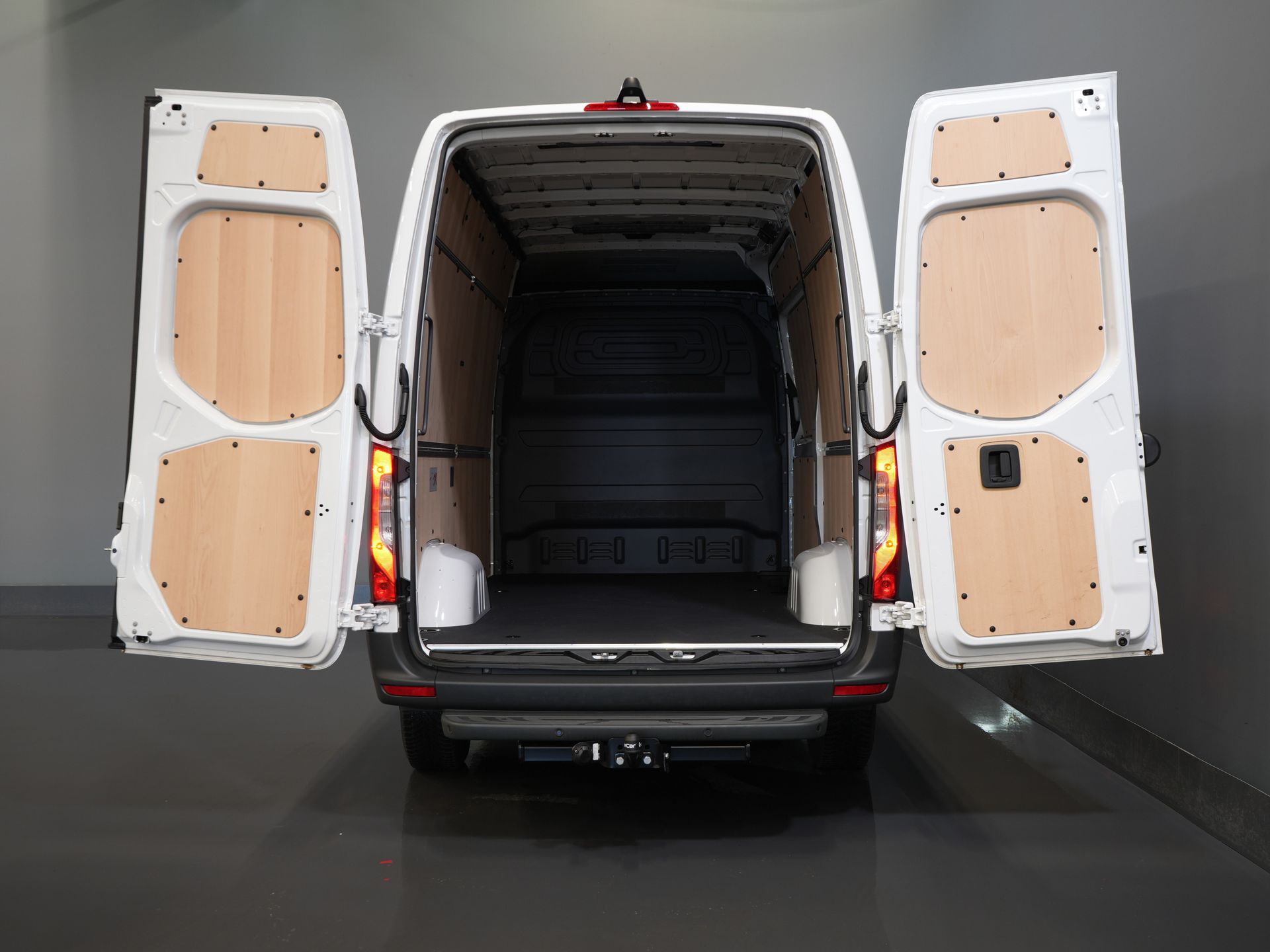 Mercedes-Benz Sprinter Van 317 CDI Aut. L2H2 BPM FREE! LED/ Sedile conducente elettrico/ 270 porte/ Riscaldamento sedili/ Navi/ Telecamera/ Crociera/ Climatizzatore/ DAB/ Barra di traino