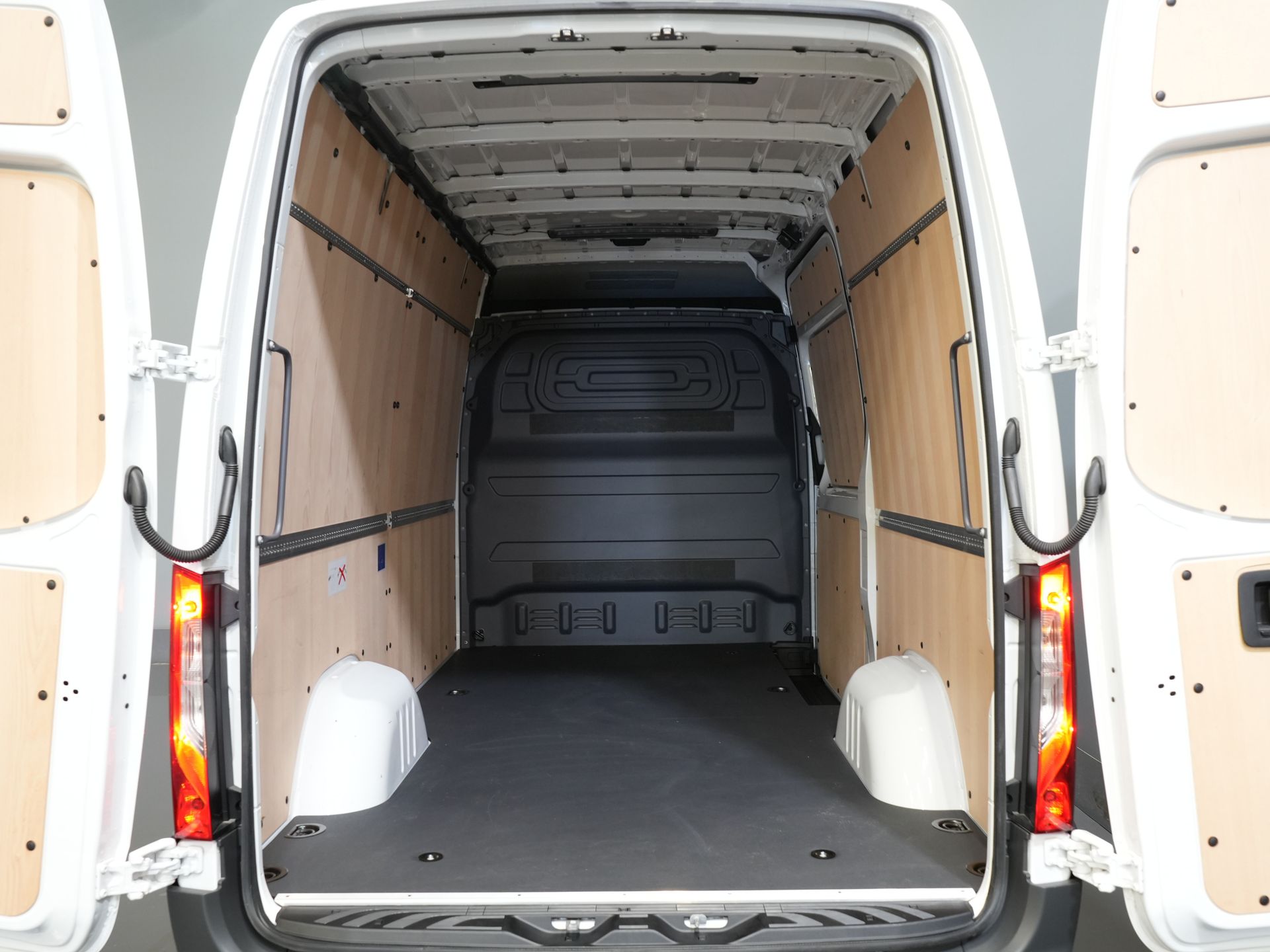 Mercedes-Benz Sprinter Van 317 CDI Aut. L2H2 BPM FREE! LED/ Sedile conducente elettrico/ 270 porte/ Riscaldamento sedili/ Navi/ Telecamera/ Crociera/ Climatizzatore/ DAB/ Barra di traino