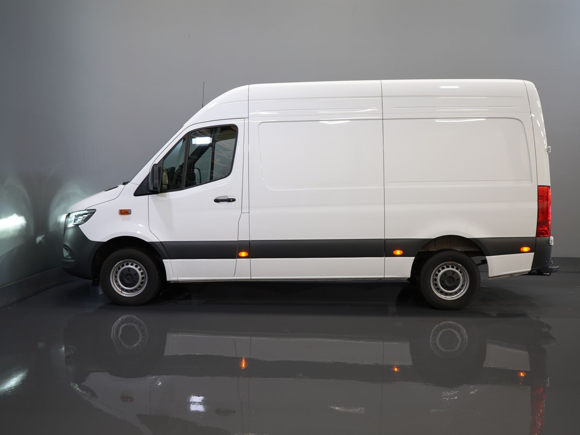 Mercedes-Benz Sprinter Van 317 CDI Aut. L2H2 BPM FREE! LED/ Sedile conducente elettrico/ 270 porte/ Riscaldamento sedili/ Navi/ Telecamera/ Crociera/ Climatizzatore/ DAB/ Barra di traino