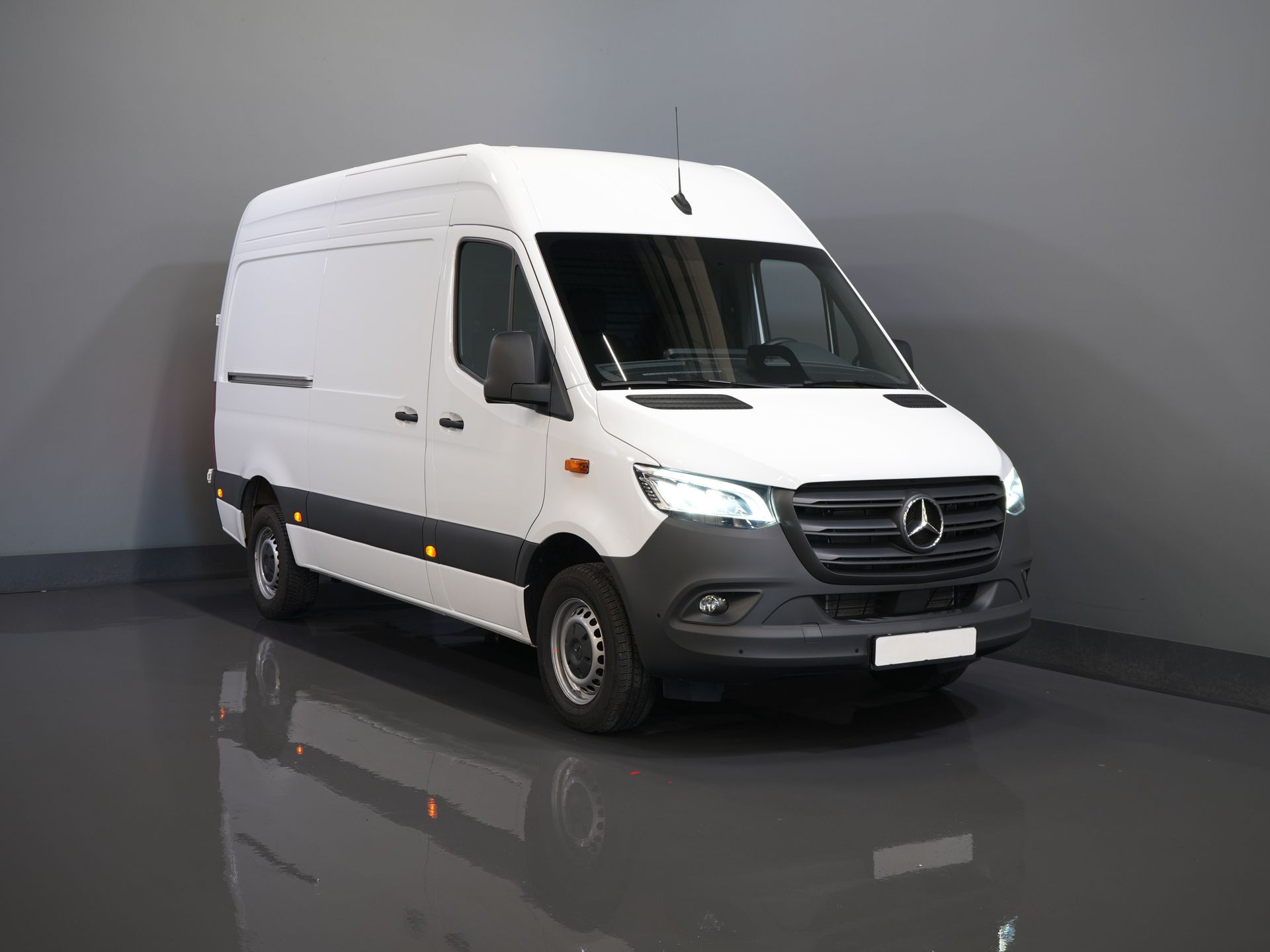 Mercedes-Benz Sprinter Van 317 CDI Aut. L2H2 BPM FREE! LED/ Sedile conducente elettrico/ 270 porte/ Riscaldamento sedili/ Navi/ Telecamera/ Crociera/ Climatizzatore/ DAB/ Barra di traino