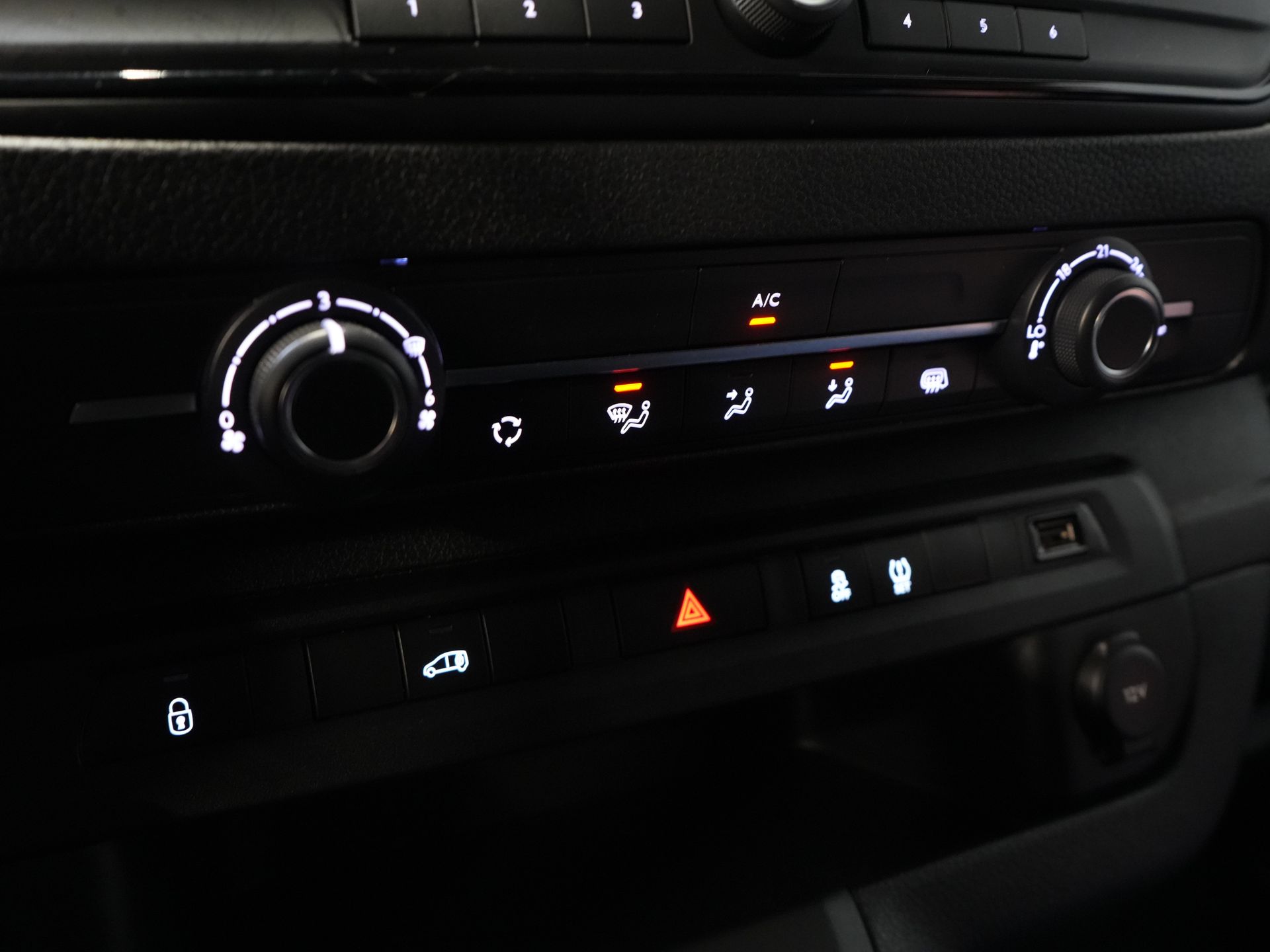 Opel Vivaro Van 2.0 D 145 hp L3 ZGAN 2.5t.Trekverm./ Airco/ Cruise/ PDC/ 3 Persoons