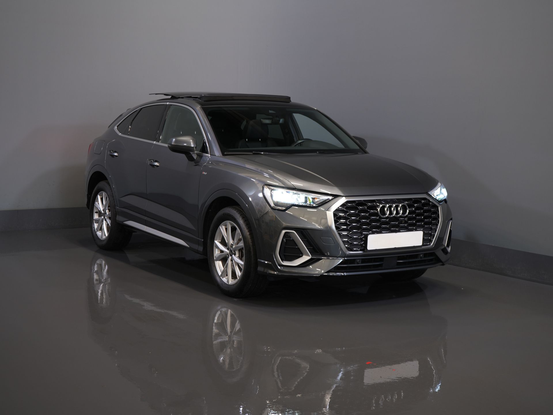 Audi Q3 Sportback SUV 45 TFSI E-Tron 245 pk S-Line Virtual Cockpit/ Pano/ Carplay/ Stoelverw./ PDC/ Trekhaak